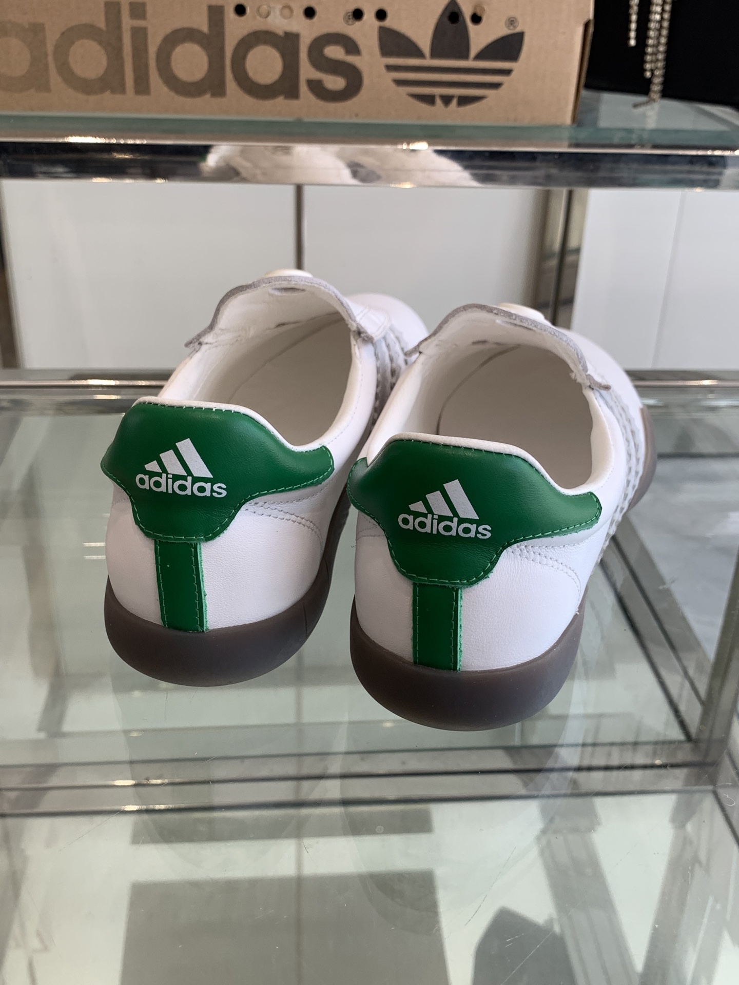Adidas 25s: Professional and Fashionable Football Shoes for Spring and Summer - 图片 9