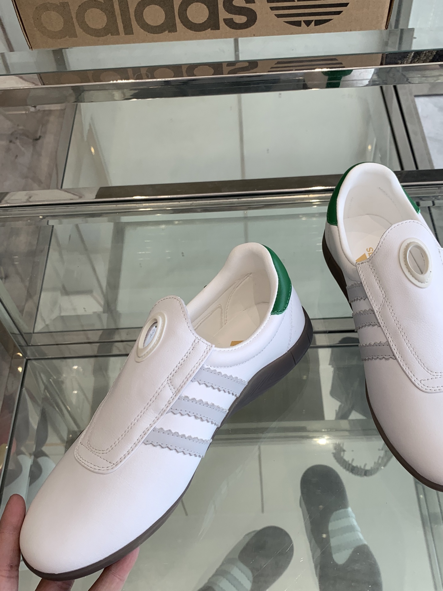 Adidas 25s: Professional and Fashionable Football Shoes for Spring and Summer - 图片 3