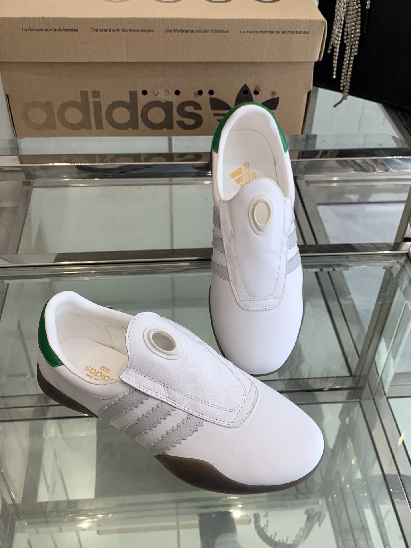 Adidas 25s: Professional and Fashionable Football Shoes for Spring and Summer - 图片 7