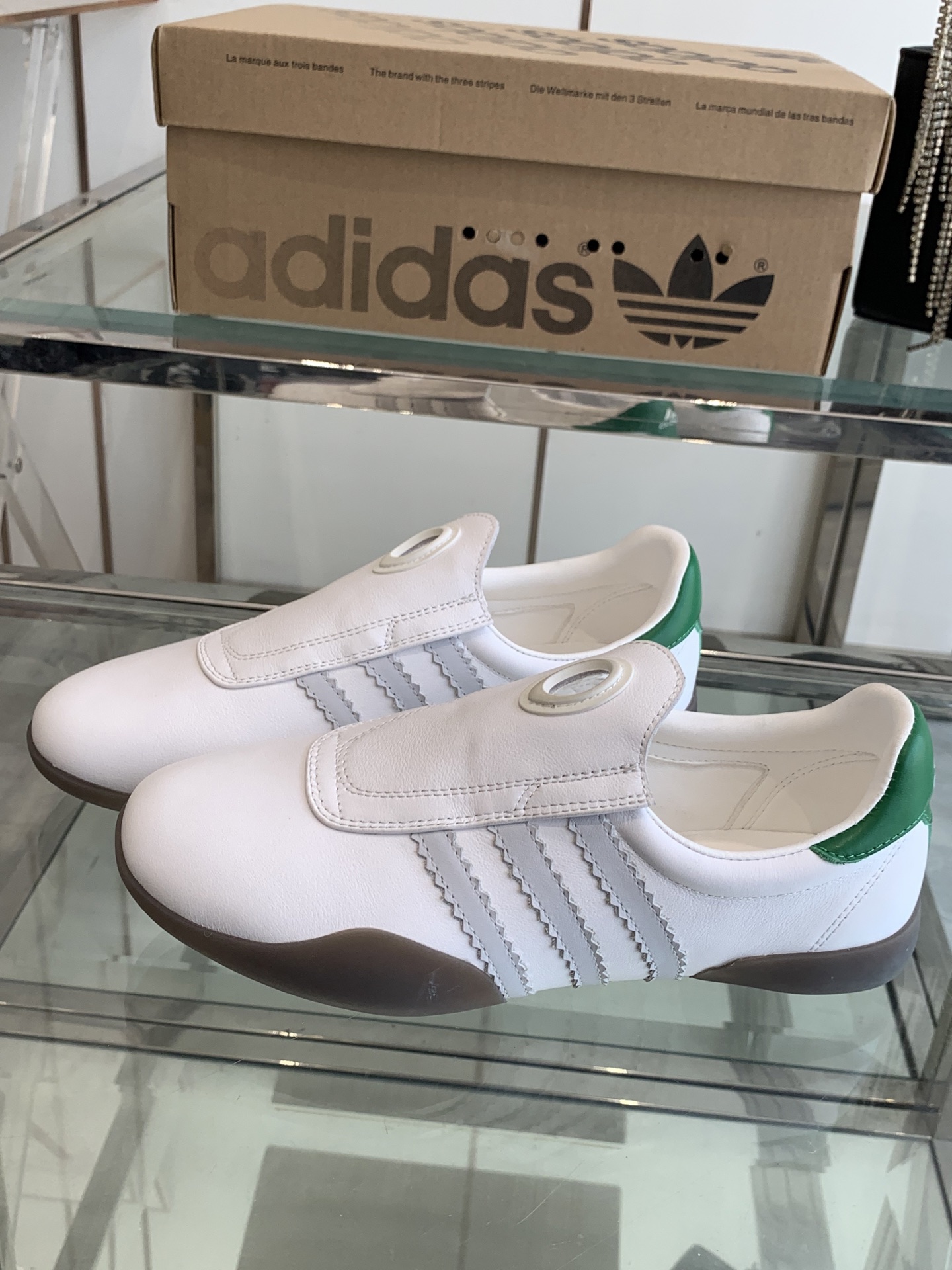 Adidas 25s: Professional and Fashionable Football Shoes for Spring and Summer - 图片 2