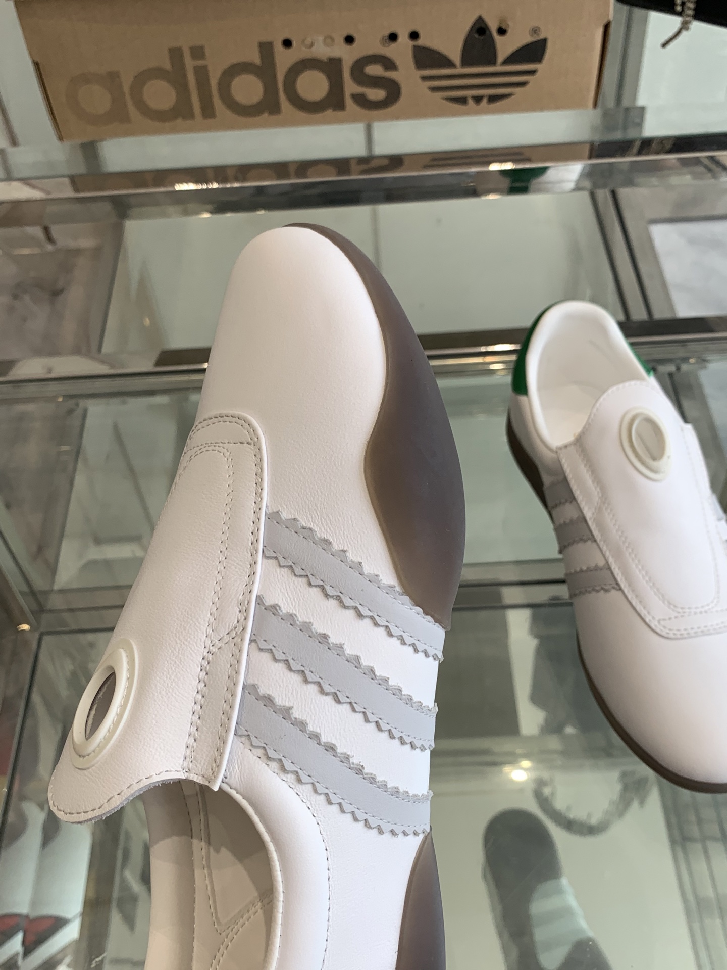 Adidas 25s: Professional and Fashionable Football Shoes for Spring and Summer - 图片 6