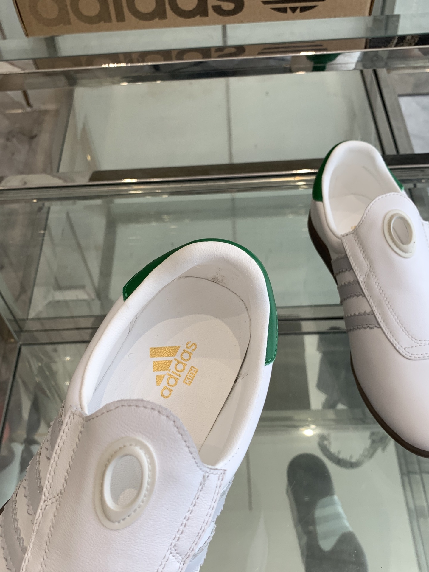 Adidas 25s: Professional and Fashionable Football Shoes for Spring and Summer - 图片 4