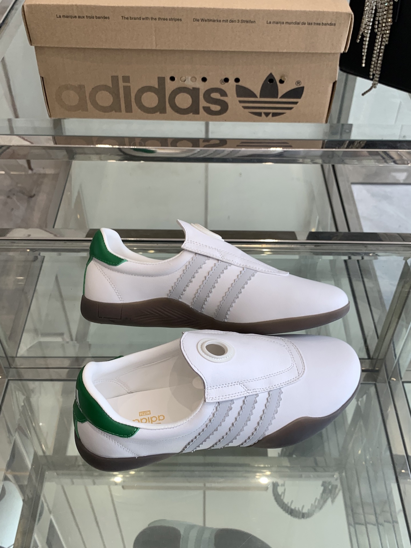 Adidas 25s: Professional and Fashionable Football Shoes for Spring and Summer - 图片 8
