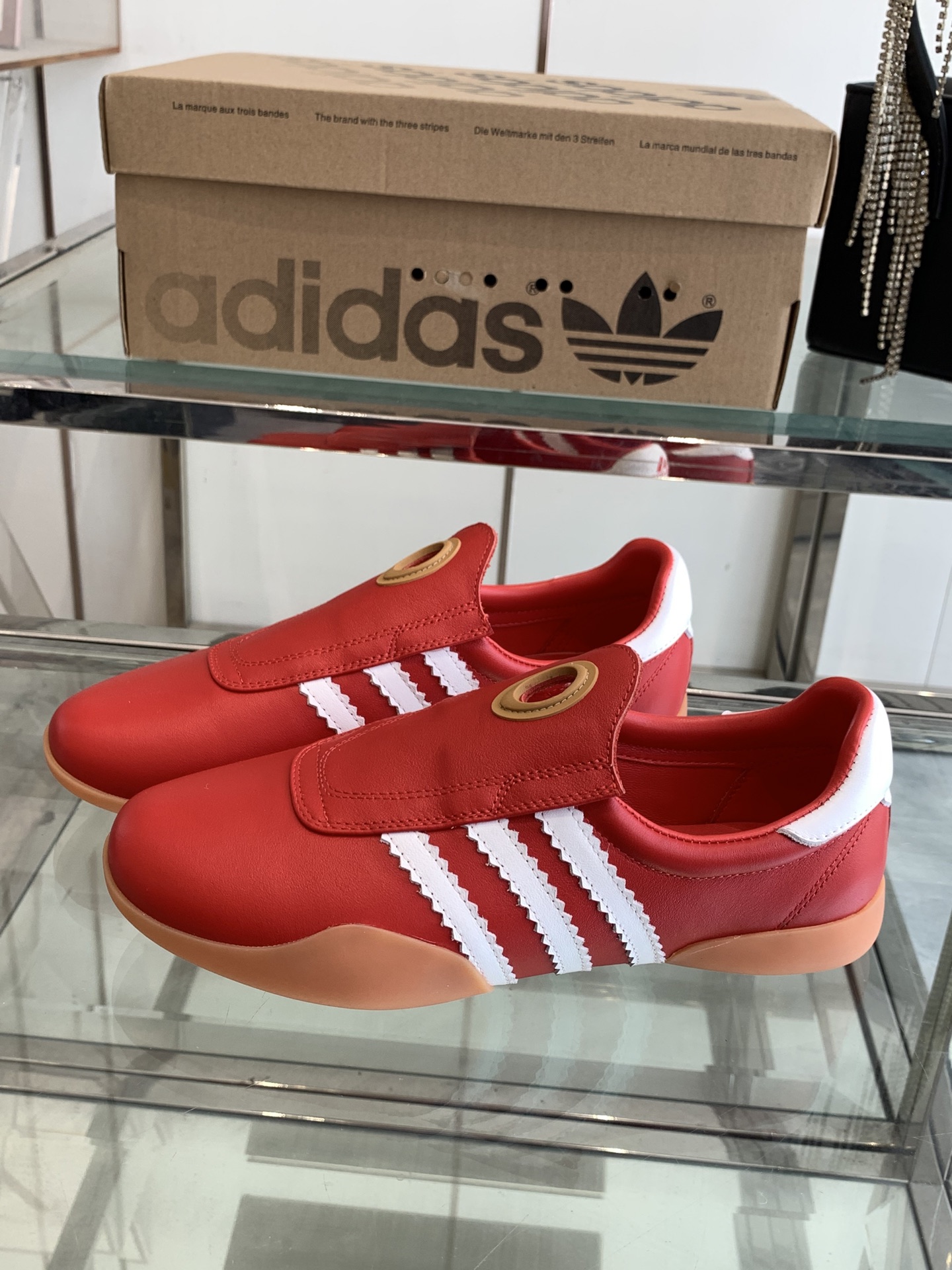 Adidas 25s: Stylish and Comfortable Football Shoes for Spring and Summer - 图片 2