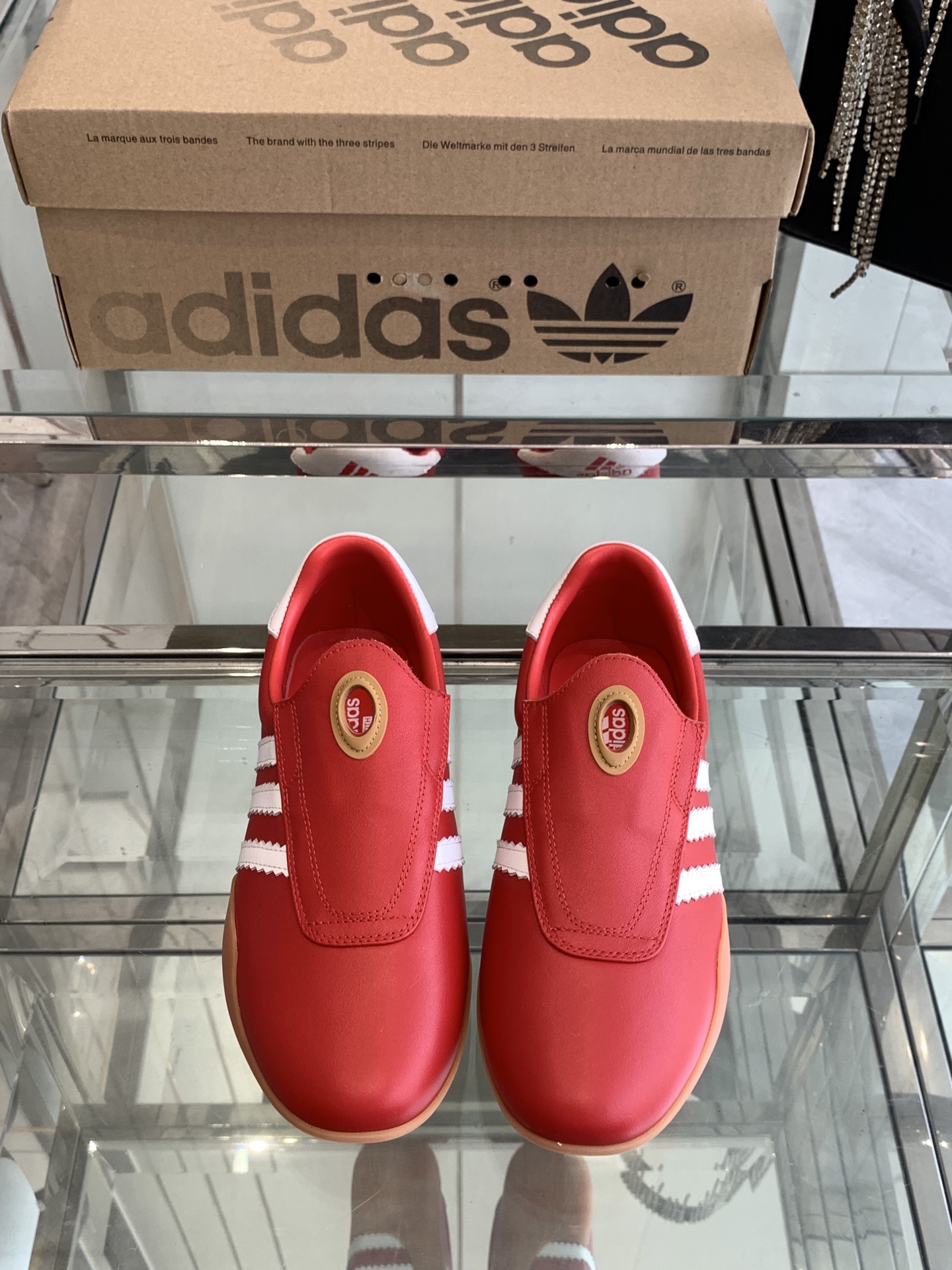 Adidas 25s: Stylish and Comfortable Football Shoes for Spring and Summer - 图片 1