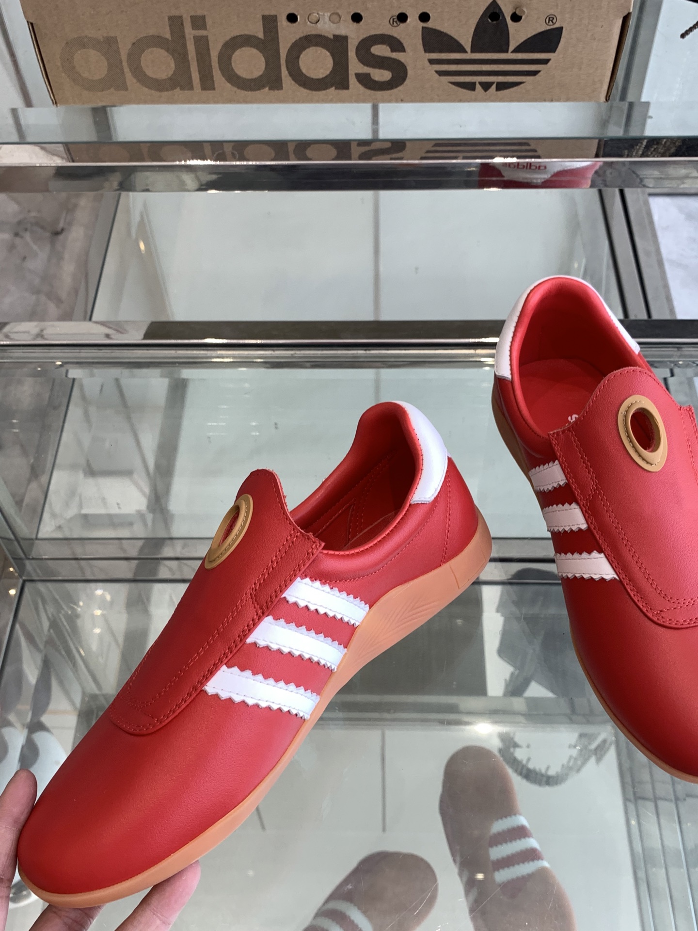 Adidas 25s: Stylish and Comfortable Football Shoes for Spring and Summer - 图片 3
