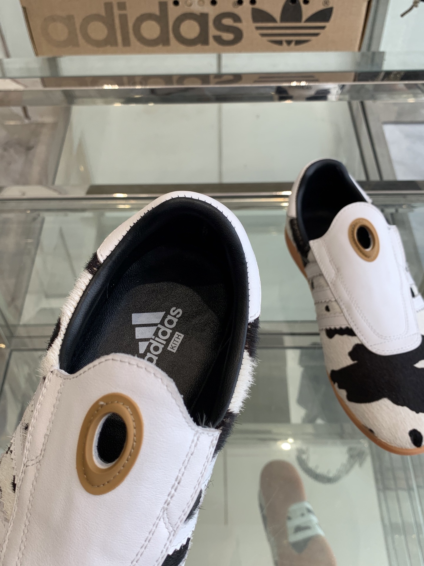 Adidas 25s: Comfortable and Fashionable Football Shoes for Spring and Summer - 图片 4