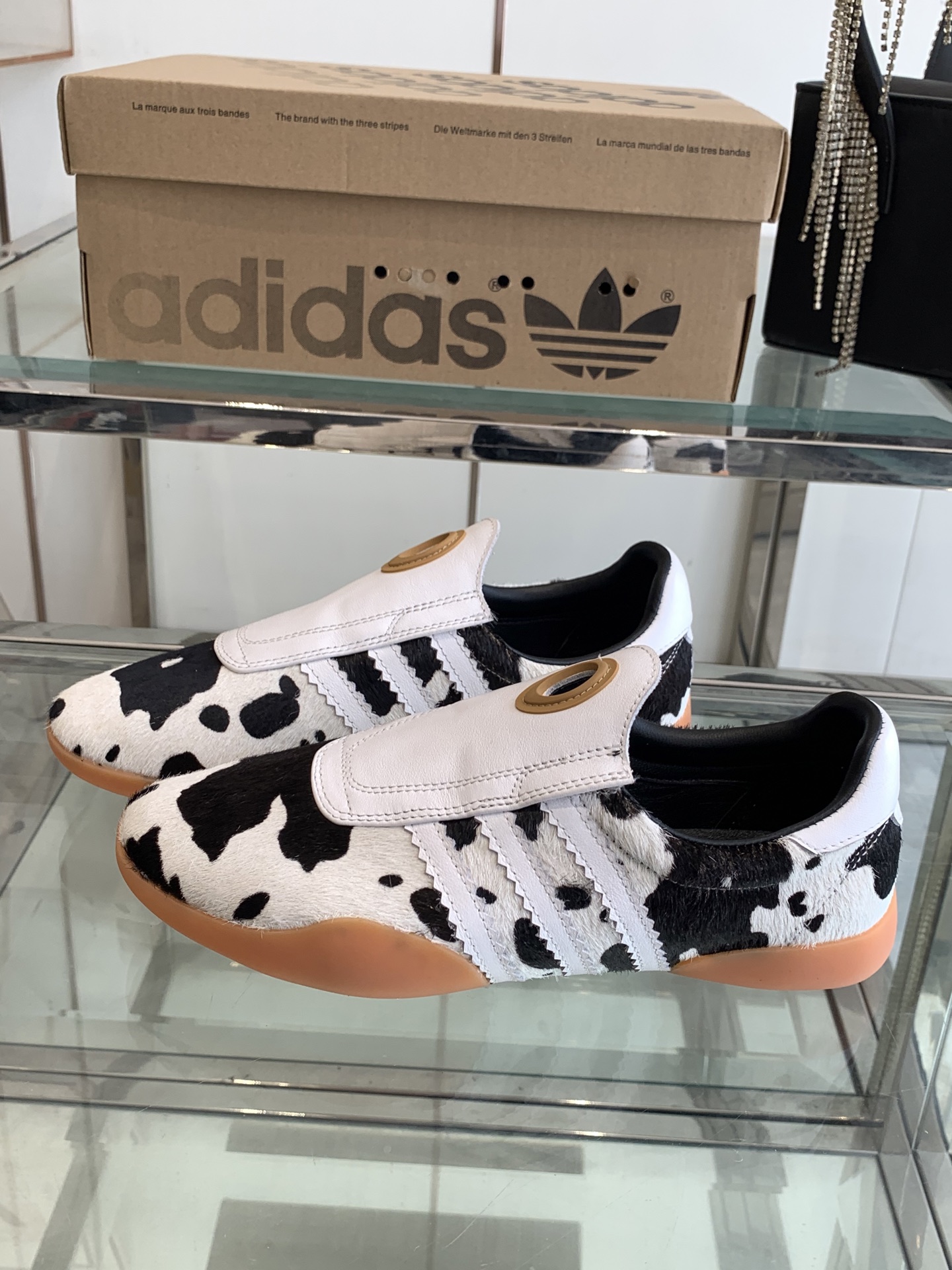 Adidas 25s: Comfortable and Fashionable Football Shoes for Spring and Summer - 图片 2
