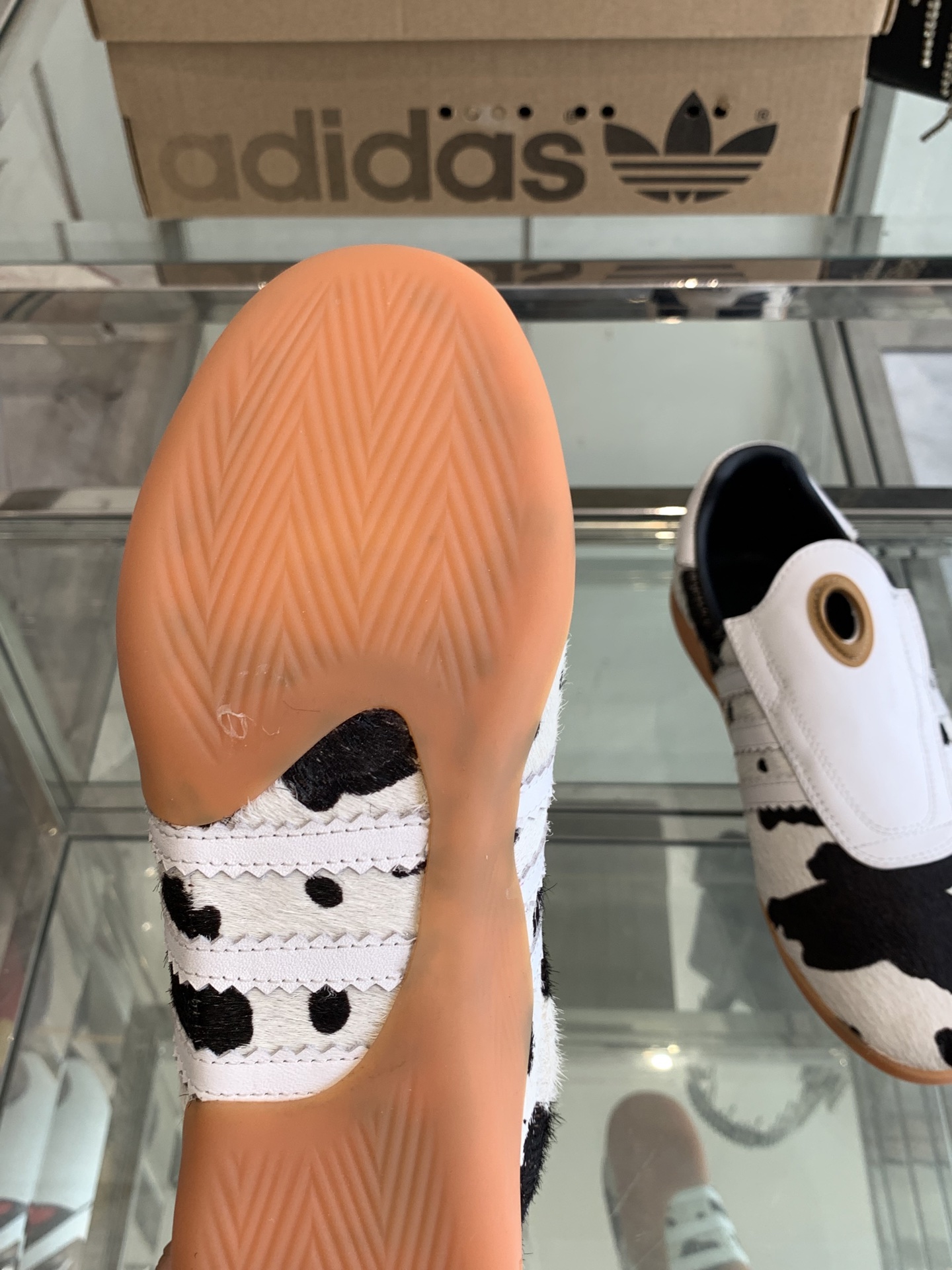 Adidas 25s: Comfortable and Fashionable Football Shoes for Spring and Summer - 图片 5