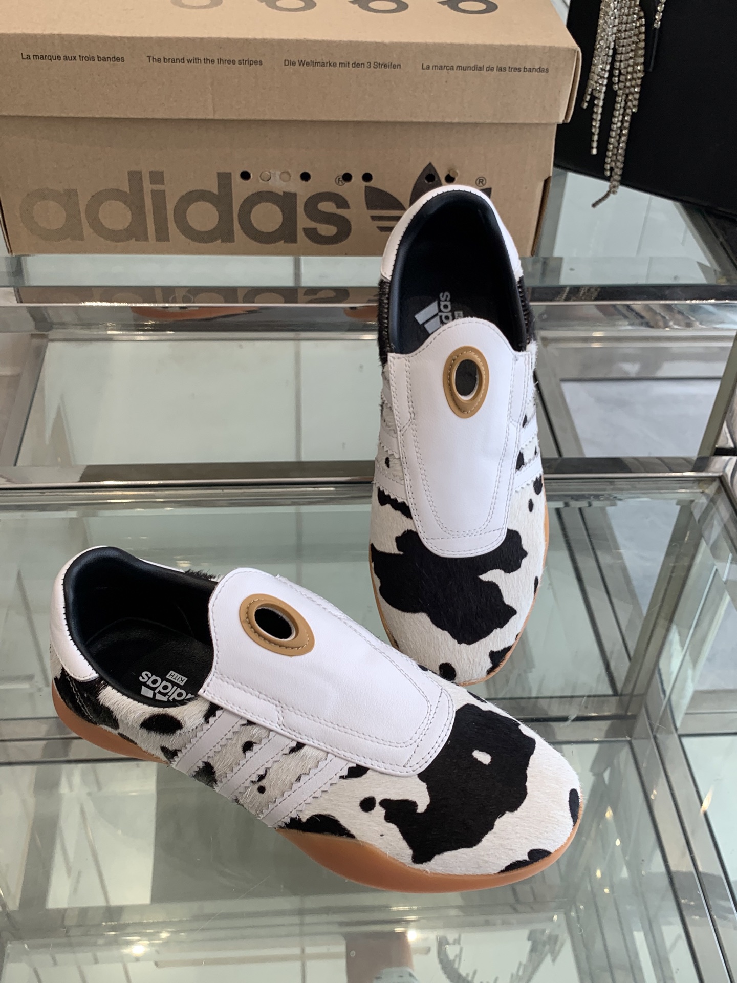 Adidas 25s: Comfortable and Fashionable Football Shoes for Spring and Summer - 图片 7