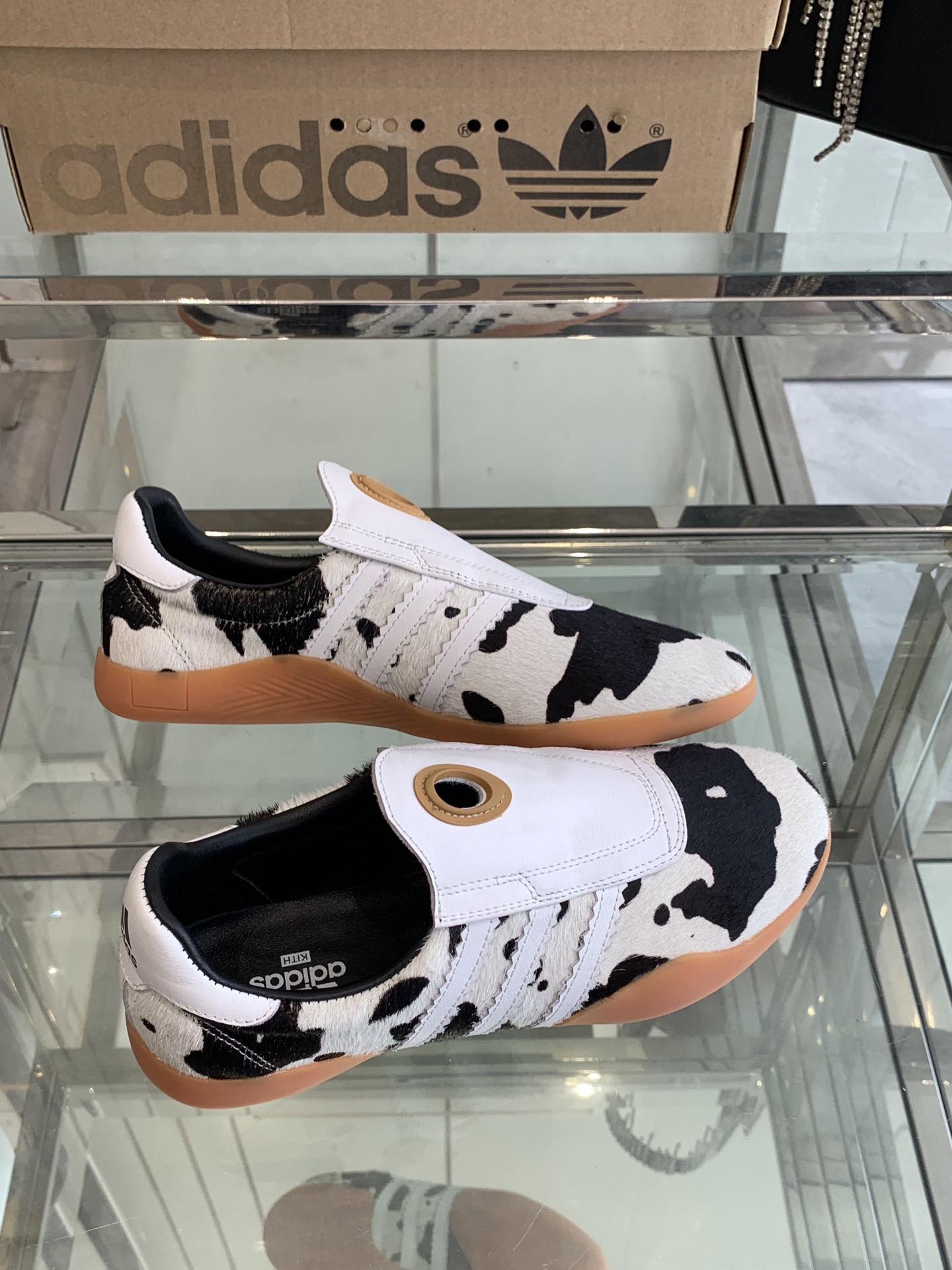 Adidas 25s: Comfortable and Fashionable Football Shoes for Spring and Summer - 图片 8