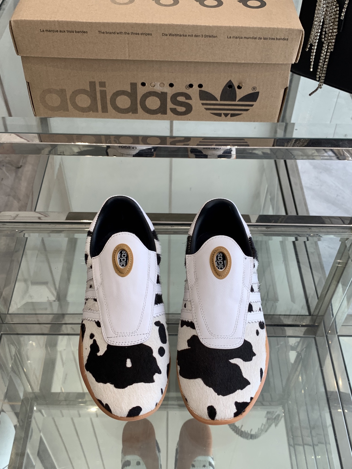 Adidas 25s: Comfortable and Fashionable Football Shoes for Spring and Summer - 图片 1