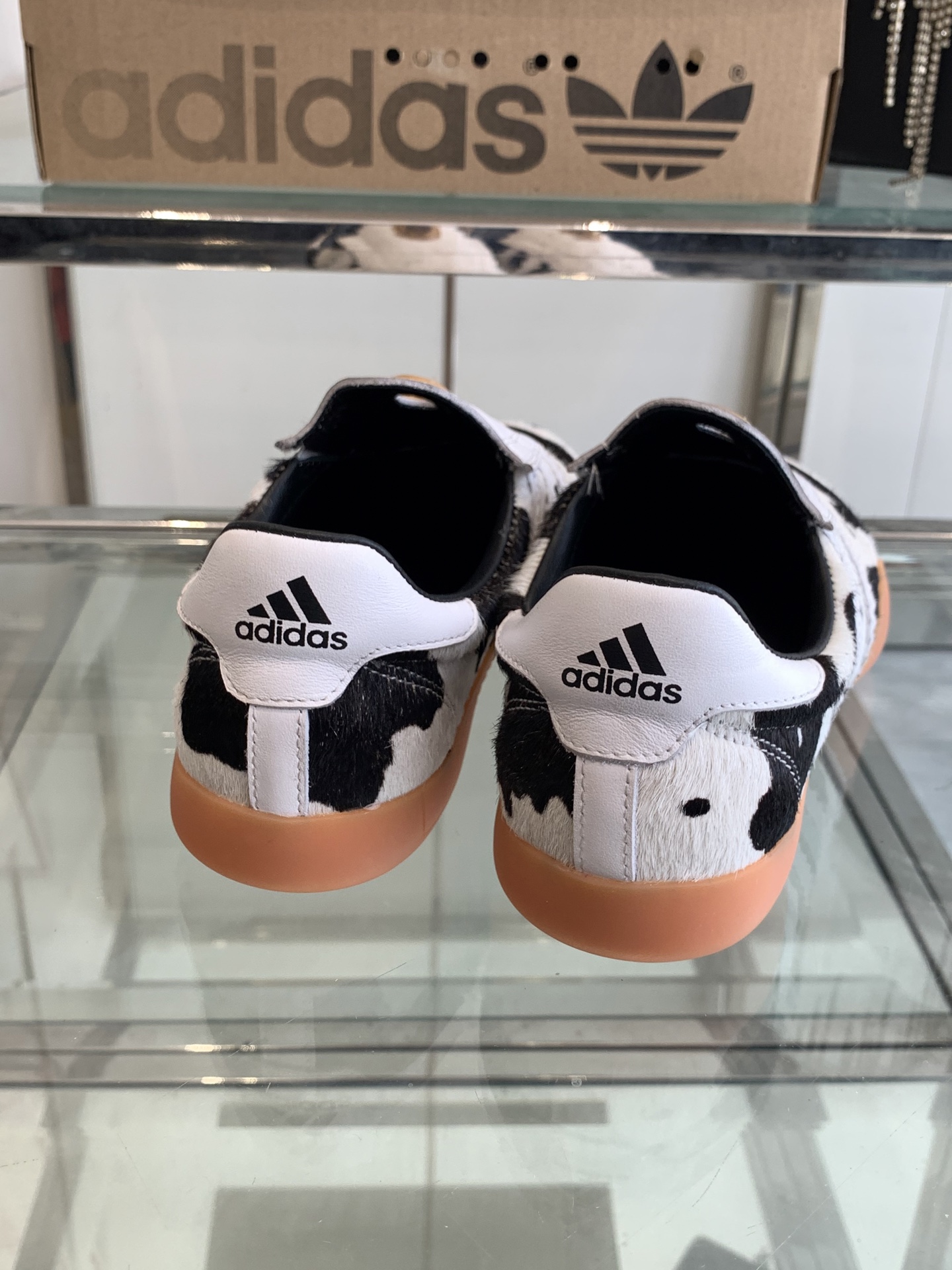 Adidas 25s: Comfortable and Fashionable Football Shoes for Spring and Summer - 图片 9