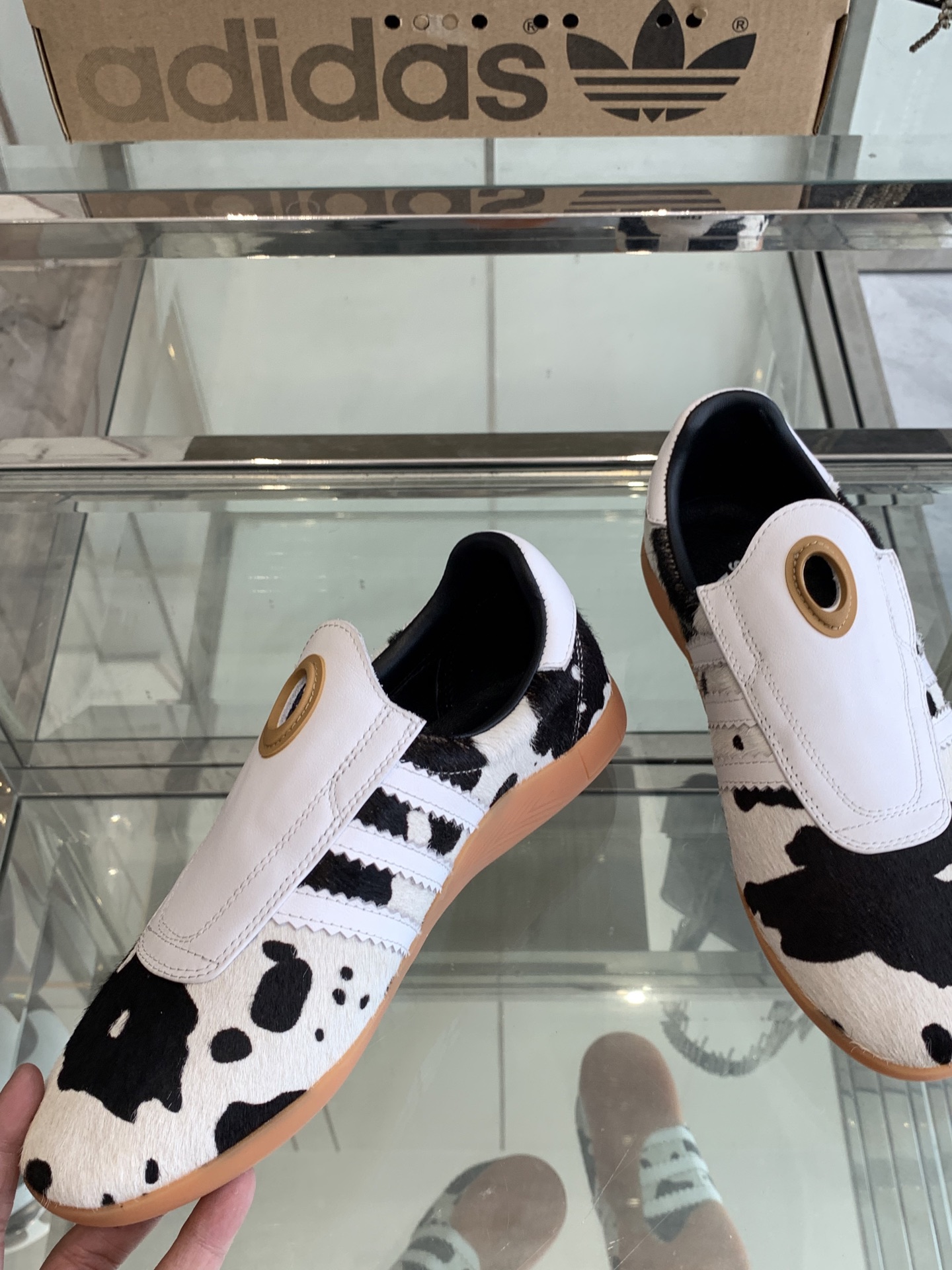 Adidas 25s: Comfortable and Fashionable Football Shoes for Spring and Summer - 图片 3