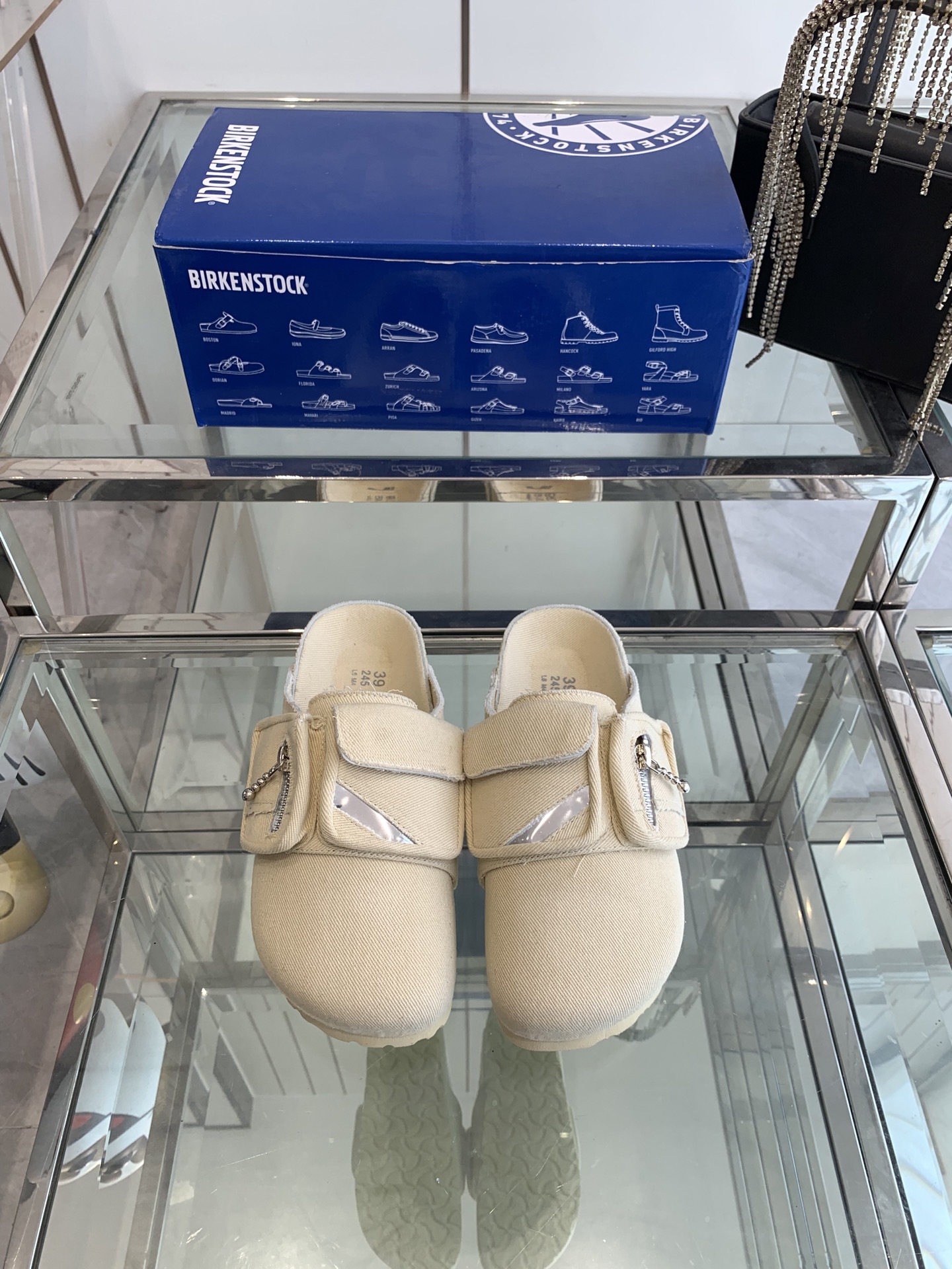 NO:240639,Birkenstock 25ss New early spring style Denim schoolbag Birkenstock Baotou slippers I was tempted as soon as the two brands were jointly issued. I found a long time to buy the goods. It was really hard to find shoes. It was really super beautiful. Sisters make it for me. Imported denim fabric, fabric denim fabric, IP foaming sole, size number for women 35-40, male 39-45 (female 40, 45 customized), semi-drag, birdenstock, slippers19860909Birkenstock 25ss 早春新款 牛仔书包 勃肯 包头拖鞋 这两个品牌刚出联名我就心动了 代购找很久才买到货,真的一鞋难求,真的超级好看,姐妹们给我冲 面料进口牛仔布 面料牛仔布 大底IP发泡大底 码数女35-40 男39-45（女40 45定做）,半拖,birkenstock,slippers,Women's Shoes