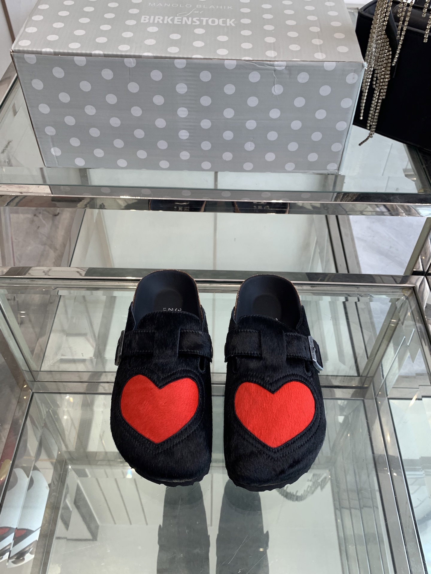 NO:240656,Birkenstock 25ss early spring new style Love Birkenstock Baotoudou These two brands were tempted as soon as they were jointly issued. I found a long time to buy the goods. It’s really hard to find shoes. It’s really super good-looking. Sisters make it for me. Original imported suede/imported horsehair, inner cowhide, original IP foamed sole, Size 35-40 (40 customized), semi-drag, birdenstock, cowhide, chamois leather19860909Birkenstock 博肯 25ss早春新款 爱心 勃肯 包头拖 这两个品牌刚出联名我就心动了 代购找很久才买到货,真的一鞋难求,真的超级好看,姐妹们给我冲 面料原版进口麂皮/进口马毛 内里牛皮 大底原版IP发泡大底 码数35-40（40订做）,半拖,birkenstock,cowhide,chamois leather,Women's Shoes