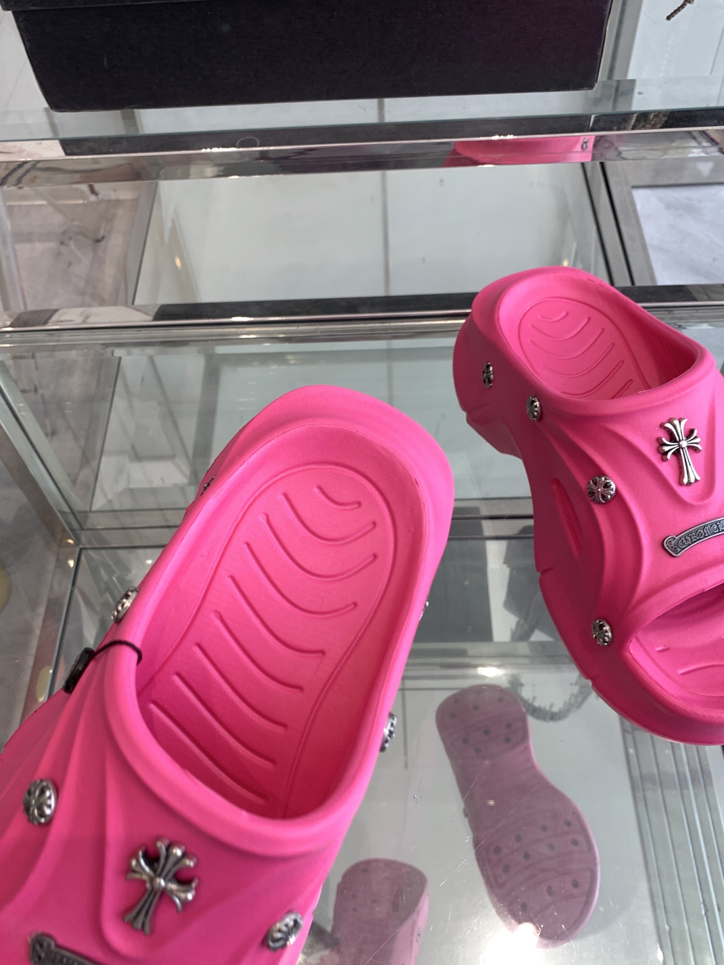 “Chromome Hearts Crots: Popular Lazy Slippers for Summer, 400 Pounds, Various Sizes” - 图片 4