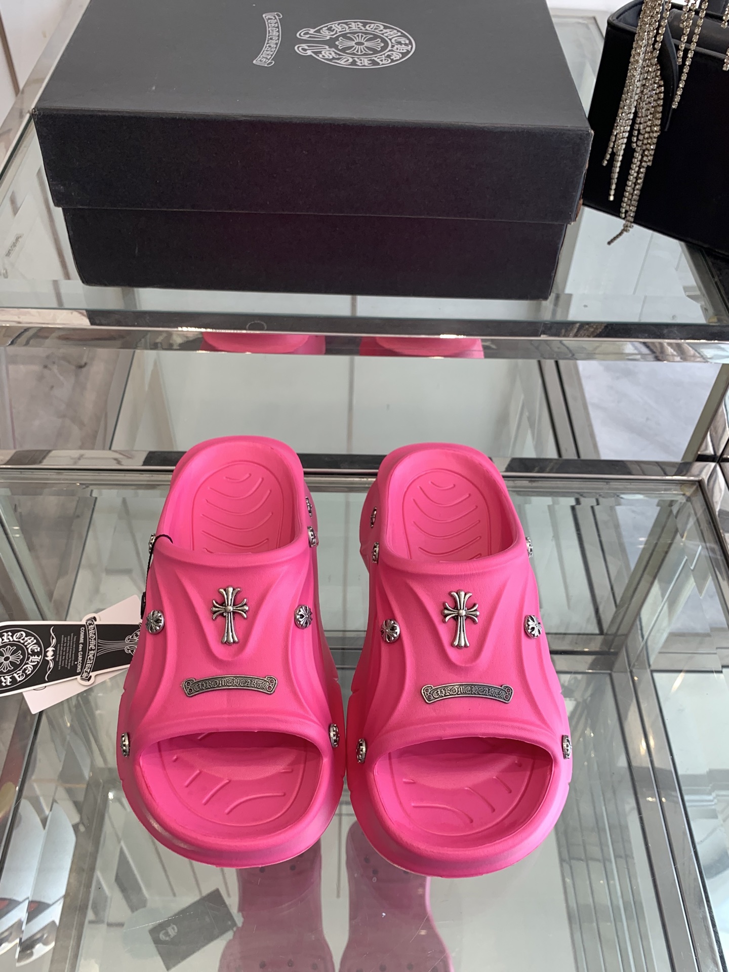 “Chromome Hearts Crots: Popular Lazy Slippers for Summer, 400 Pounds, Various Sizes”
