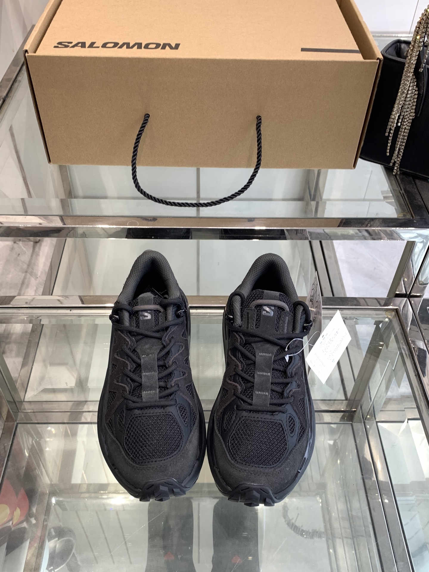 NO:240774,Salomon Couple style Outdoor urban trend comfortable and casual Shock-absorbing Odyssey Elmt sneakers Original purchase and development Made of goods Lei Jun's same Salomon provides new color options for off-road shoes ODYSSEY ELMT LOW Vanillalce, equipped with a soft cushioned foam midsole, providing long-lasting comfort The sole adopts AdvancedChassisTMM stable chassis system provides wearer with comfortable foot feeling and stability Fabric Original custom imported cowhide material Inner Original custom breathable mesh Sole Original mold opening anti-slip foam material Size: 36-46 (for women 40 41 men 45 46), casual shoes/sports shoes, sneakers, cowhide19860909Salomon 萨洛蒙 情侣款 户外都市潮流舒适休闲 减震 Odyssey Elmt 运动鞋 原版购入开发 做货 雷军同款Salomon 为越野鞋 ODYSSEY ELMT LOW 提供全新配色选项 Vanillalce,配备柔软的缓震泡棉中底,提供持久的舒适感 鞋底采用了AdvancedChassisTMM 稳定的底盘系统 为穿着者提供舒服的脚感和稳定性 面料 原版定制进口牛皮材质 内里 原版定制透气网里 鞋底 原版开模防滑发泡材质 码数: 36-46（女40 41 男45 46定做）,休闲鞋/运动鞋,sneakers,cowhide,Women's Shoes