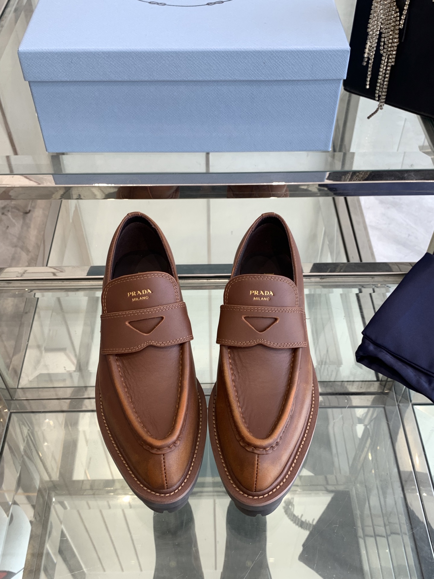 NO:240771,Prada 25ss catwalk retro British retro pointed-toed loafers early spring catwalk retro fashionable and casual and versatile fashionable and casual and unique taste everyone loves and easily controls it. It will explode every year. It is enough to conquer you. Casual and fashionable. Simple and handsome. Fabric imported wax calfskin inner sheepskin original mold opening size 35-40 (customized for 40), loafers, prada, prada, loafers, cowhide, sheepskin19860909Prada普拉达 25ss走秀款复古英伦复古尖头乐福鞋 早春走秀款 复古感时髦满满随意百搭时尚休闲独到味道 人人都爱也轻松驾驭 每年都会爆.足以征服你 休闲时髦 上脚简单帅气 面料进口蜡感小牛皮 内里羊皮 鞋底原版开模 码数35-40（40定做）,乐福鞋,prada,prada,loafers,cowhide,sheepskin,Women's Shoes