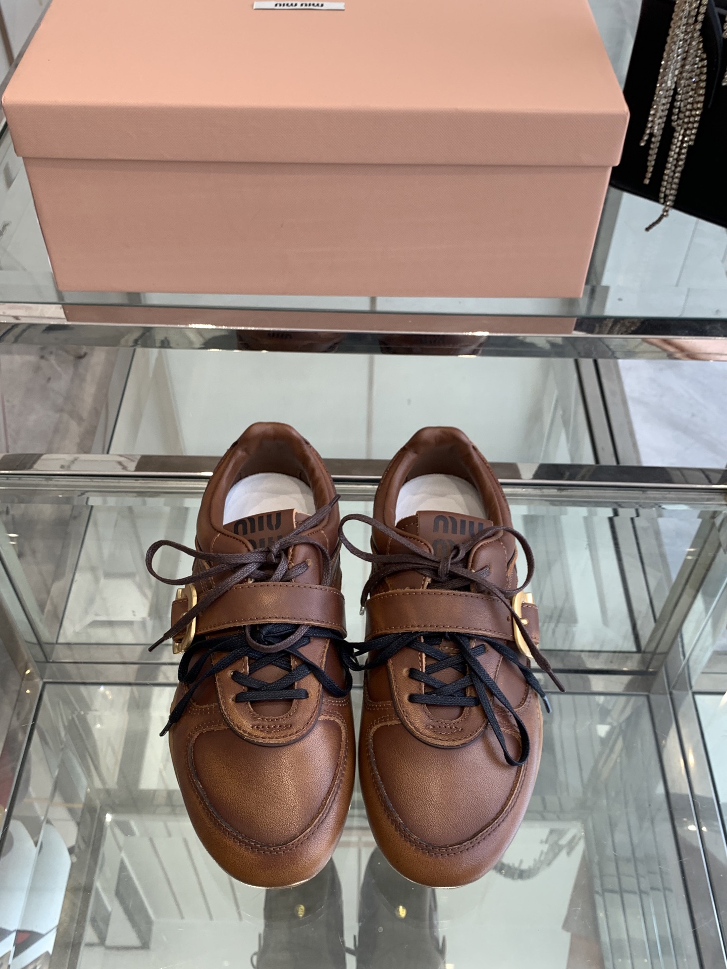 NO:240768,Miu Miu Miu 25ss early spring show new style retro casual moral training shoes sports shoes original top replica counters simultaneously release new spring and summer show new style fashionable and versatile, salty and sweet, not grinding at all. Whether worn barefoot or socks, it is super age-reducing. Super invincible and versatile. Upper Custom imported cowhide, inner foot pad sheepskin, socks original rubber outsole size 35-39 (40 customized), casual shoes/sports shoes, miumiu, sneakers, cowhide, sheepskin, socks19860909Miu Miu 缪缪 25ss早春走秀新款 复古休闲德训鞋 运动鞋 原版顶级复刻专柜同步发售春夏走秀新款时髦百搭 即可咸又可甜 一点也不磨脚 无论光脚穿还是搭配袜子穿都超级减龄 超级无敌百搭 鞋面 定制进口牛皮 内里垫脚羊皮 鞋底原版橡胶大底 码数35-39（40 定做）,休闲鞋/运动鞋,miumiu,sneakers,cowhide,sheepskin,socks,Women's Shoes