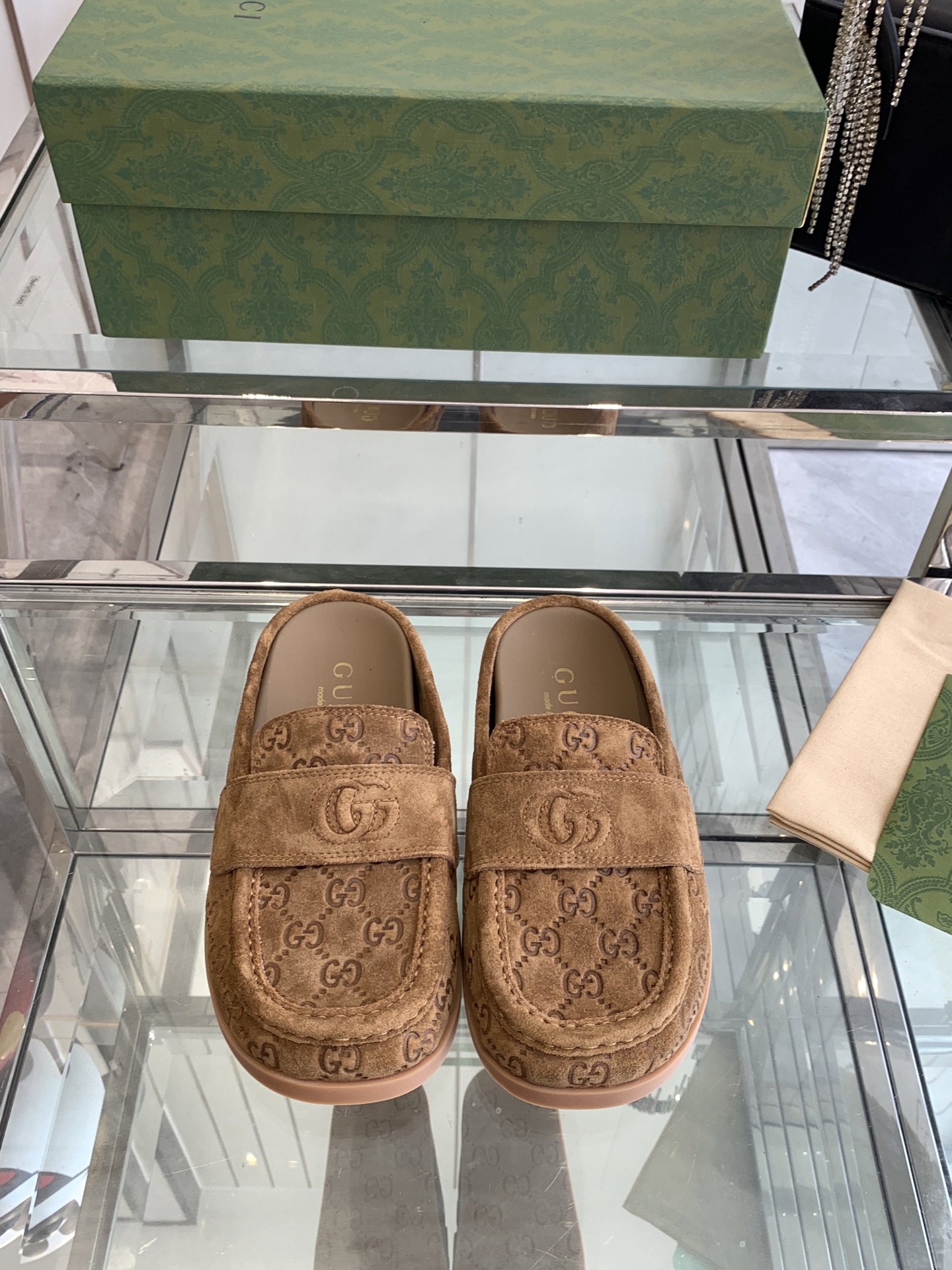 NO:240762,GUCCI 2025ss new thick-soled interlocking embroidered large G horizontal belt mules, Berken semi-torched official website synchronization, original one-to-one replica, the new series focuses on basic corridor shape and classic details. This slipper is made of G G suede material with unique recognition. Classic interlocking large G elements and mini GG add brand identity connotation. Fabric Imported G G embossed serpent leather inner water dyed silk sheepskin original mold GG letter rubber sole   2 cm water table Size 35-42 (40 41 42 customized), semi-torch, gucci, sheepskin19860909GUCCI 2025ss新品厚底互扣式刺绣大G横带穆勒鞋 勃肯半拖 官网同步 原版一比一复刻 全新系列聚焦基础廊形与经典细节 这款便鞋选用品牌独具辨识度的G G绒面材质匠心制作 经典互扣式大G元素与迷你GG更添品牌标识内涵 面料 进口G G压花绒面鹿皮 内里 水染丝绸羊皮里原版模具GG字母橡胶底  2厘米水台 码数35-42（40 41 42 定做）,半拖,gucci,sheepskin,Women's Shoes