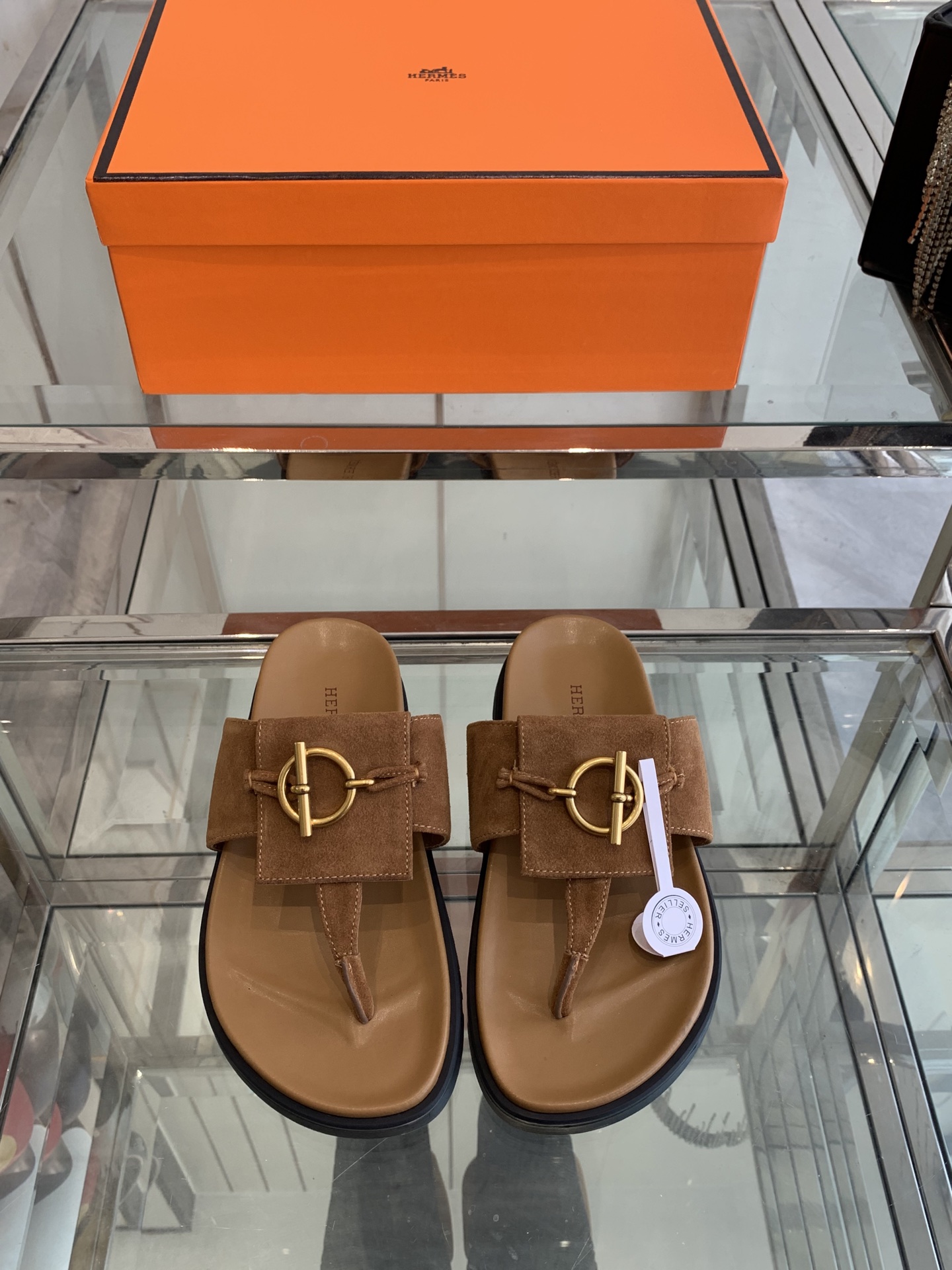 NO:240664,2 Men's HERMES 25ss new retro sandals. Classic style of cloud-feet feel, barefoot or paired with socks, they are all fashionable and not as fashionable as they are super cute. In summer, I really need versatile slippers. Excellent comfortable wearing is a classic must. All styles are held. Uppers, cowhide, inner cowhide, original mold opening TPU, non-slip sole. Size 35- Men's 39-44, split-toe shoes, hermes, hermes, slippers, cowhide, socks198609092 男HERMES爱马仕 25ss新款复古凉拖 经典款踩云脚感,光脚或者搭配个袜子穿,都时髦的不行哦超可爱 夏天真的太需要百搭拖鞋了 绝好的穿着舒适感可是经典必备 各种风格搭配都Hold的住 鞋面 牛皮 内里 牛皮 原版开模TPU、防滑大底 码数女35- 男39-44,分趾鞋,hermes,hermes,slippers,cowhide,socks,Women's Shoes