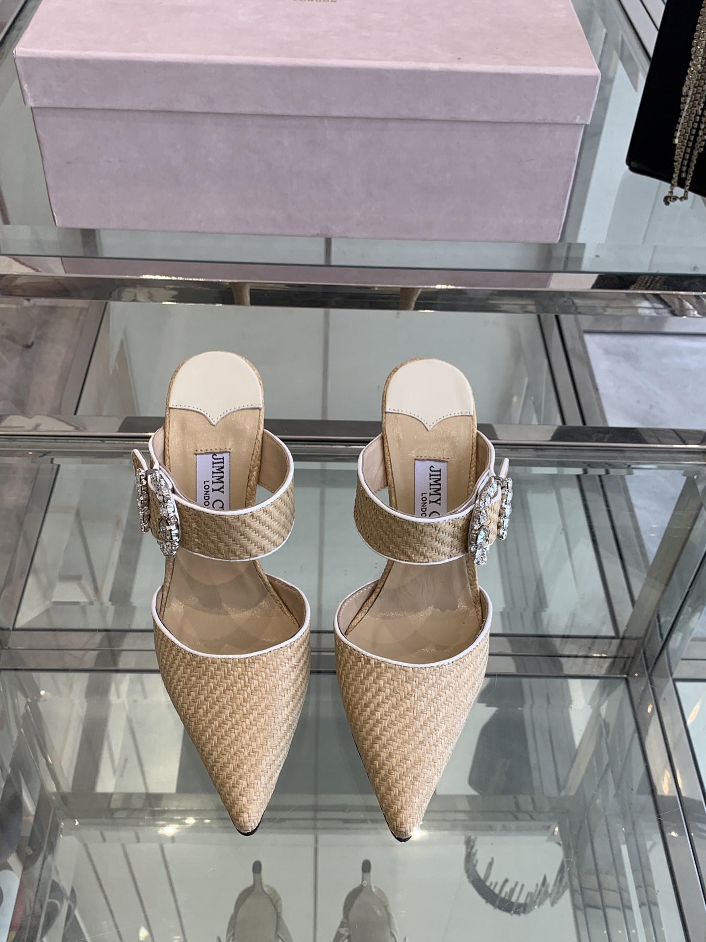 NO:240765,Jimmy Choo Jimmy Week 25ss Spring and Summer New woven pointed-toe high-heeled slippers Super crystal shoes Beautiful so beautiful that you can't take your eyes off your eyes. The shoe shape is very delicate and not too narrow and long. The interior space is very sufficient to allow the toes to relax enough. The rhinestones outline the charming curve on the instep. It's simply beautiful. The 360-degree surrounds the fairy-like feeling. Gorgeous and not exaggerated. The fabric is woven. The tiptoe inside is imported sheepskin. Customized A-class Italian leather sole. Heel height is 9cm. Size 35-39 (40 41 42 customized). High heels, jimmy choo, jimmy choo, high heels, slippers, sheepskin.19860909Jimmy Choo吉米周 25ss春夏新款编织尖头高跟拖鞋 超绝的水晶鞋 美到移不开视线 鞋型做的非常秀气 不会过分窄长 内部空间很足 让脚趾能足够的放松 水钻在脚背勾勒迷人的弧度 简直美爆了 360度环绕仙气感 华丽又不浮夸 面料采用原版编织 内里踮脚均为进口羊皮 定制A级意大利真皮底  跟高9cm 码数35-39（40 41 42订做）,高跟鞋,jimmy choo,jimmy choo,high heels,slippers,sheepskin,Women's Shoes