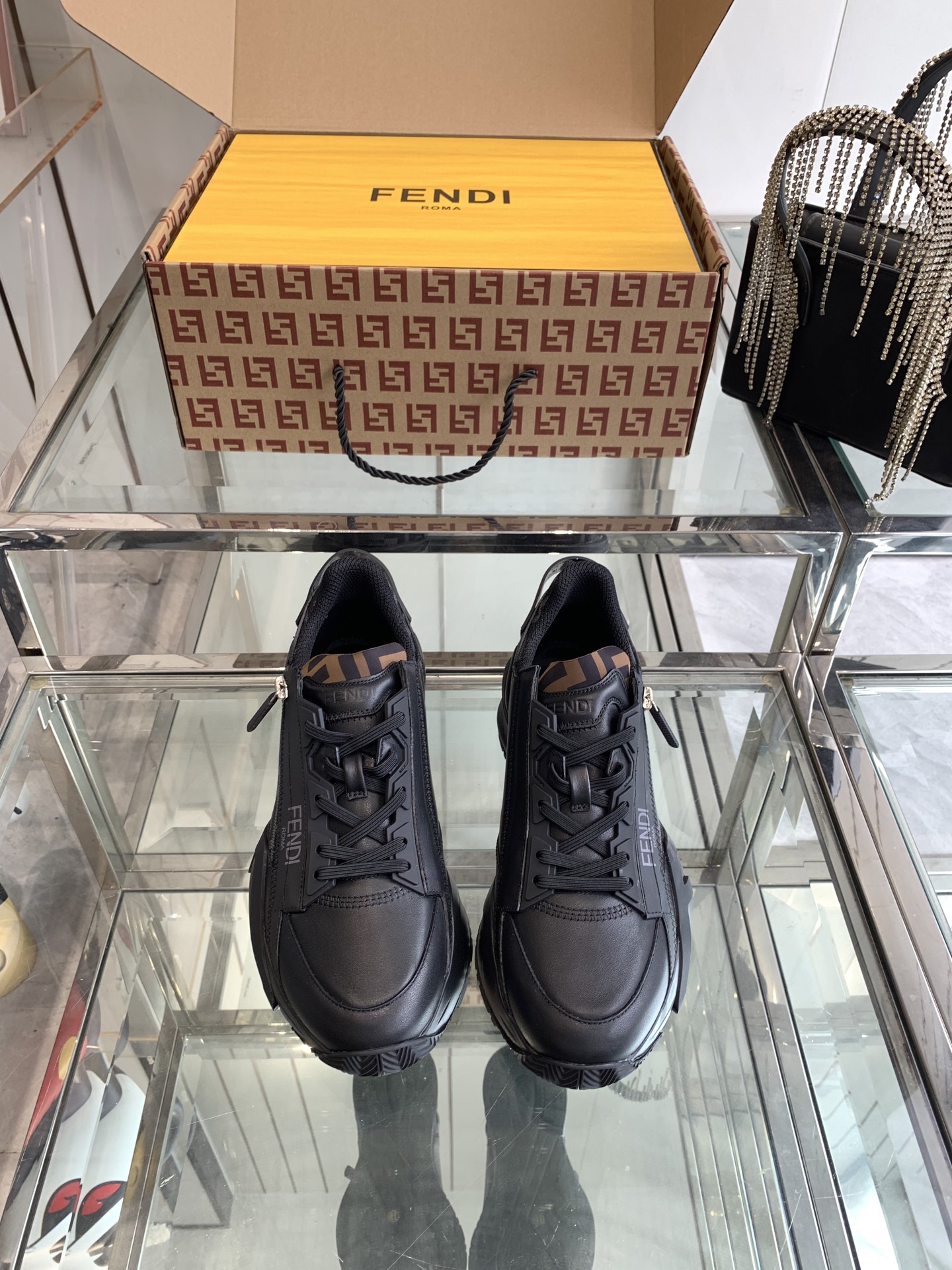 NO:240679,Fendi 25ss Spring and Summer New FLOW Men's One-Pin-One-Pin-One-Pin-One-Pin-One-Pin-One-Pin-One-Pin-One-Pin-One-Pin-One-Pin-One-Pin-One-Pin-One-Summer New Men's Shoes Fendi Fashion Flow New Colors Coming and Desirable Fashion Shows Unique Tastes during Walking Easy to Become the Street Focus Paired with Elastic Strap, Side Zipper, Corrugated Sole Engraved with F The heel is decorated with F Fendi Flow Black Suede Mixed Material FF Patterned Tongue Ultralight Wear-resistant EVA Outsole Size 39-46 (45 46 Customized), Casual Shoes/Sneakers, fendi, fendi, sneakers, chamois leather19860909Fendi 芬迪 25ss春夏新品FLOW 男士一脚蹬运动鞋Fendi春夏新款男鞋 Fendi时尚Flow 新色来袭 潮流感十足 优质面料 舒适耐穿 行走间尽显独特品味 轻松成为街头焦点 搭配松紧带、侧拉链,刻有F的波纹鞋底 鞋跟饰有凸纹Fendi Flow字样 黑色麂皮混合材质 FF图案鞋舌 超轻耐磨EVA大底 码数39-46（45 46定做）,休闲鞋/运动鞋,fendi,fendi,sneakers,chamois leather,Women's Shoes