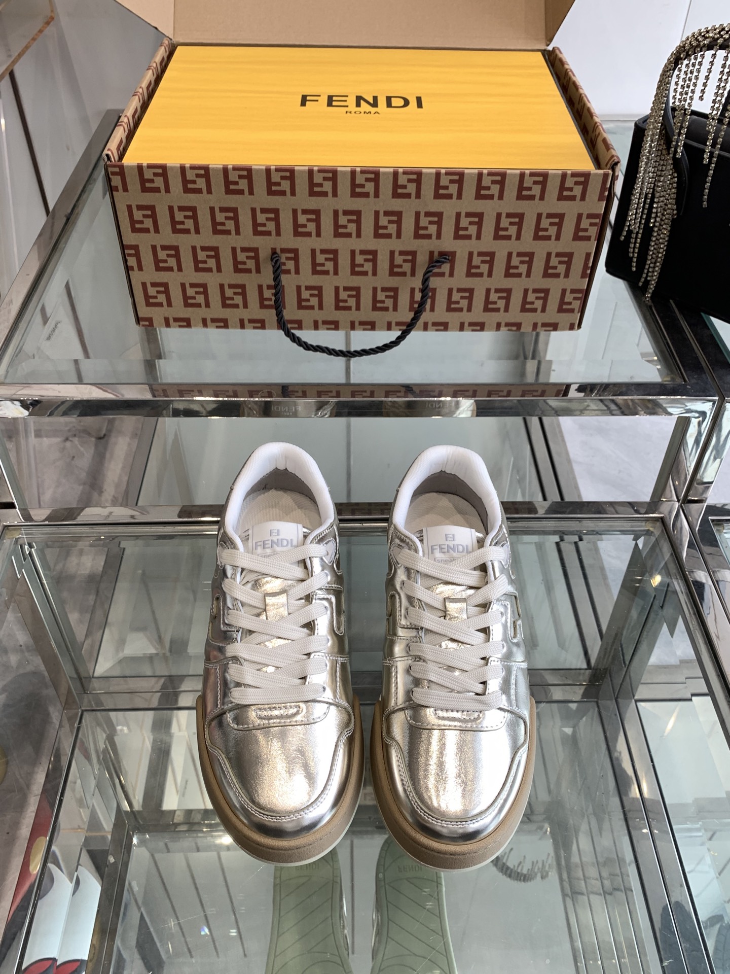 NO:240684,Latest version Fendi 25 new colors, board shoes and casual sneakers, couples style FD match, upgraded new style, full leather splicing, fresh blood injection and FF retro design, super good looking and versatile, cowhide, cowhide, raised double F logo inside with breathable brie, lightweight, comfortable and versatile, original TPu outsole, size 35-44, casual shoes/sports shoes, fendi, fendi, sneakers, cowhide19860909最新版面 Fendi芬迪 25新色 板鞋休闲运动鞋 情侣款 FD match 升级新款 全皮面拼接 新鲜血液注入加FF复古的设计 超好看百搭 鞋面牛皮面拼接组合 侧面凸起的双F logo内里采用透气布里 轻便 舒适百搭 原版TPu大底 码数35-44,休闲鞋/运动鞋,fendi,fendi,sneakers,cowhide,Women's Shoes