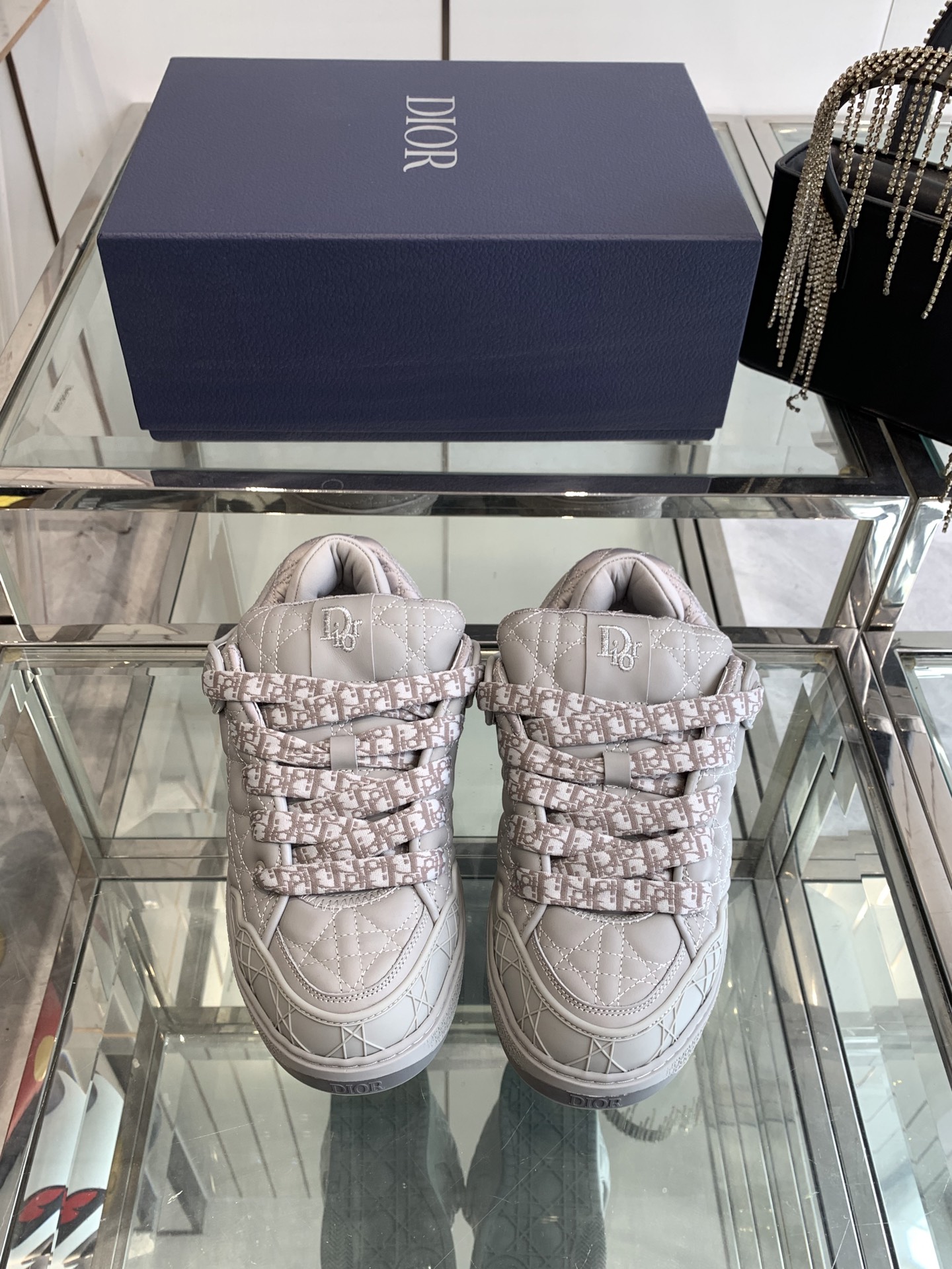 NO:240783,DIOR Men's B9S Bread Shoes B9S Skateboard Sneakers are inspired by skateboard elements and branded haute couture style. Made with Cannage Kumo rattan pattern satin, this classic theme brings quilting style. It is equipped with a padded tongue and a tech canvas support socks for optimal comfort. The Dior logo embosses the heel and tongue, while the front is decorated with Cannage rattan pattern rubber inserts. The rubber sole of this skateboard is engraved with a gradient Dior Oblique theme to add a touch of any look. Size 39-45, casual shoes/sneakers, dior, dior, sneakers19860909DIOR迪奥 男装板鞋B9S 面包鞋  B9S 滑板运动鞋的灵感源自滑板元素和品牌的高级时装风格. 以Cannage Kumo 藤格纹图案缎制成,为此经典主题图案带来绗缝风格. 配以软垫鞋舌和科技帆布承托袜套,提供最佳舒适感. Dior 标志缀饰鞋跟和鞋舌,正面则缀以 Cannage 藤格纹图案同色系橡胶镶片. 这款滑板运动鞋的橡胶鞋底镌刻了渐变 Dior Oblique 主题图案 可为任何造型增添点缀 码数39-45,休闲鞋/运动鞋,dior,dior,sneakers,Women's Shoes