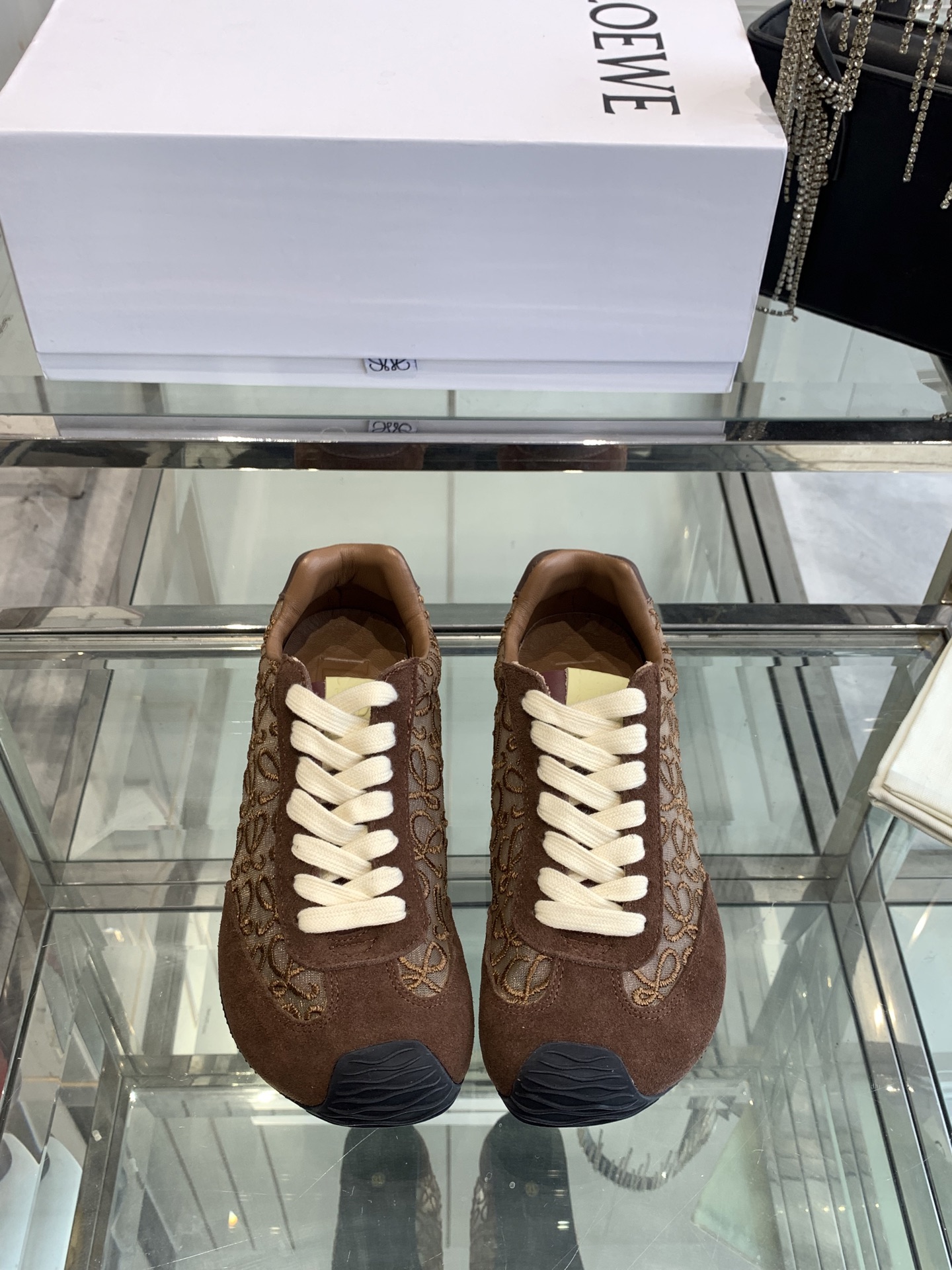 NO:240767,LOEWE 25ss latest show style Ballet Runner 2.0 couples ballet casual sports shoes German training shoes nylon and cowhide leather sneakers Asymmetric toe design, sock-like internal structure Light rubber outsole extends to toe shoes Super fairy loewe ballet sneakers Beautiful fresh and refined. The mesh is very delicate and embroidered. It feels cool when you put it on your feet. The hotter the weather, the more you like to wear it. I really love this pair. Fabric. Original custom imported toe layer cowhide/custom mesh. Inner. Imported soft sheepskin   mesh. Sole. Original open mold-proof rubber material. Sole. Thickness. Increase height by 2.5CM. Size 35-45 (four 40 and 45 for men). Casual shoes/sports shoes. Loewe, loewe, loewe, sneakers, cowhide, sheepskin.19860909LOEWE 罗意威 25ss最新走秀款 Ballet Runner 2.0情侣款 芭蕾 休闲 运动鞋 德训鞋 尼龙和牛皮革运动鞋 不对称鞋头设计、袜状内部结构 轻盈橡胶外底延伸至鞋头 超级仙的loewe芭蕾运动鞋 美的清新脱俗呀 纱网搭配刺绣很精致 上脚就感觉凉快了 天气越热越喜欢穿 真的爱惨这双了 面料 原版定制进口头层牛皮/定制网纱 内里 进口柔软羊皮 网里 鞋底 原版开模防滑橡胶材质 底厚 增高2.5CM 码数 35-45（女40 男45定做）,休闲鞋/运动鞋,loewe,loewe,sneakers,cowhide,sheepskin,Women's Shoes