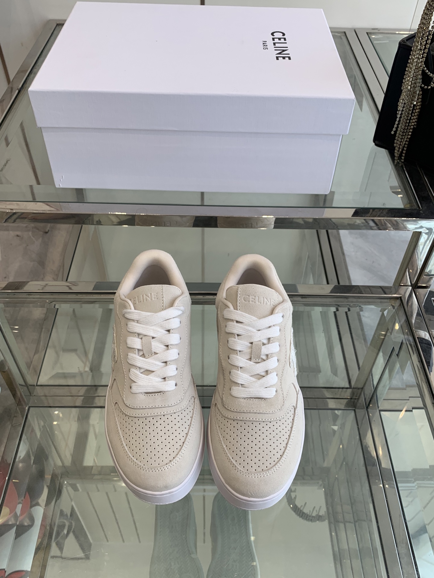 NO:240773,CELINE 25ss latest Block series, thick-soled women's casual sneakers, TRIOMPHE leather patches, instantly injecting fresh and soft charm into this BLOCK sneakers, and love them. When paired, it is so easy to control. Whether it is flared jeans, skirts or dresses, it can be easily controlled, adding unique charm to your look, and let you become a fashion expert in seconds. Imported cowhide uppers, original breathable net, original rubber outsole, size 35-40 (40 customized), casual shoes/sports shoes, celine, celine, sneakers, skirts, jeans, cowhide19860909CELINE 赛琳 25ss最新 Block系列 厚底女款 休闲运动鞋 TRIOMPHE 皮革贴饰,瞬间给这款 BLOCK 运动鞋注入了清新柔美的魅力,爱了爱了.搭配起来那叫一个随心所欲,无论是喇叭牛仔裤、半身裙还是连衣裙,它都能轻松驾驭,为你的造型增添别致魅力 让你秒变时尚达人 鞋面进口牛皮 原版透气网里 原版橡胶大底 码数35-40（40定做）,休闲鞋/运动鞋,celine,celine,sneakers,skirts,jeans,cowhide,Women's Shoes