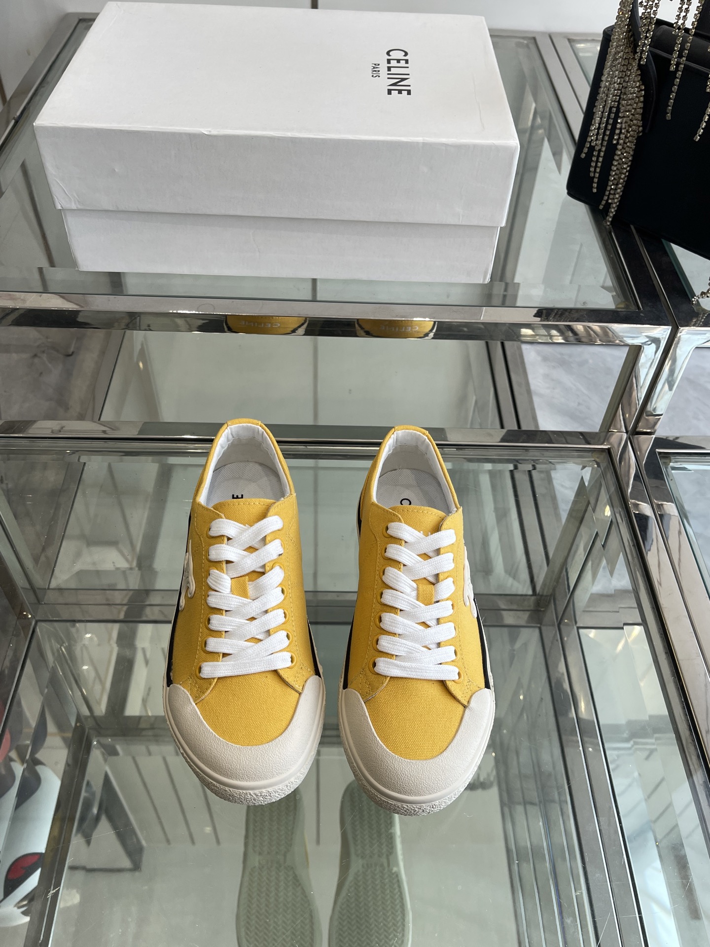 NO:240779,CELINE CELINE 25ss Spring and Summer New Canvas Shoes Sports Shoes The CELINE logo is simple and comfortable to imprint on the back top and side of the shoe. It increases the height and makes the legs look thin. Whether it is worn alone or with wide-leg pants. High street and retro. The upper is original customized fabric. The inner lining original sheepskin inner lining original molded rubber outsole. Size 35-40 (customized for 40), casual shoes/sports shoes, celine, sneakers, sheepskin19860909CELINE思琳CELINE 25ss春夏新款帆布鞋 运动鞋  鞋后帮和侧面压印CELINE标志简单舒服 增高显腿细 无论是单穿还是搭配阔腿裤 高街又复古 鞋面原版定制布面 内里原版羊皮内里原版开模橡胶大底 码数35-40（40定做）,休闲鞋/运动鞋,celine,sneakers,sheepskin,Women's Shoes