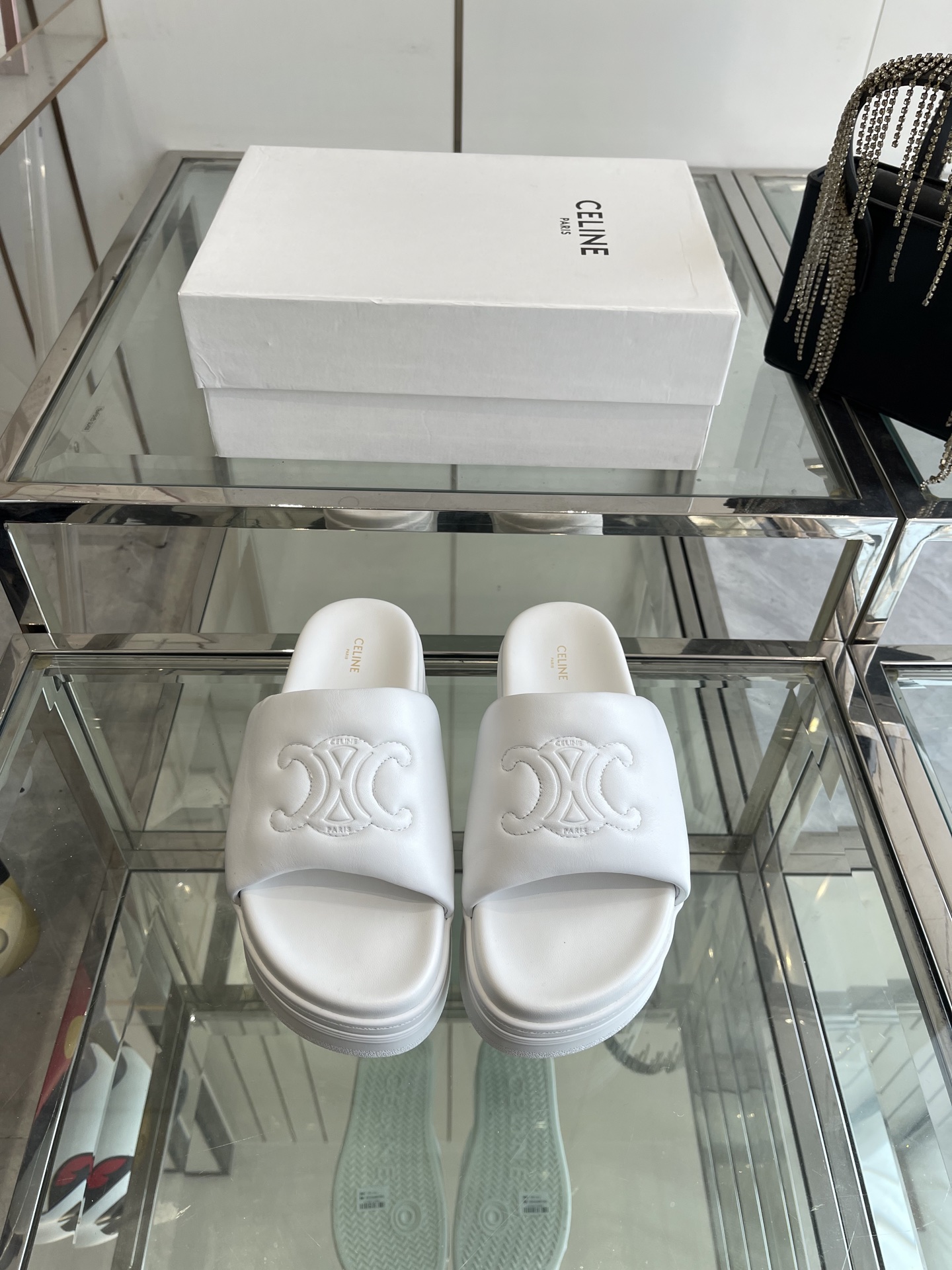 NO:240778,Celine 25ss Spring and summer new Roman thick-soled Arc de Triomphe slippers must have vacation style Celine beach slippers Thick-soled slippers Original version purchased and developed The latest counter Imported sheepskin fabric is super soft and comfortable Original molded rubber outsole Size 35-41 (40 41 customized), slippers, celine, celine, slippers, sheepskin19860909Celine 赛琳 25ss春夏新款罗马厚底凯旋门拖鞋 度假风必备 赛琳沙滩拖鞋 厚底拖鞋 原版本购入开发 专柜最新 进口羊皮面料超级柔软舒适原版开模橡胶大底 码数35-41（40 41定做）,拖鞋,celine,celine,slippers,sheepskin,Women's Shoes