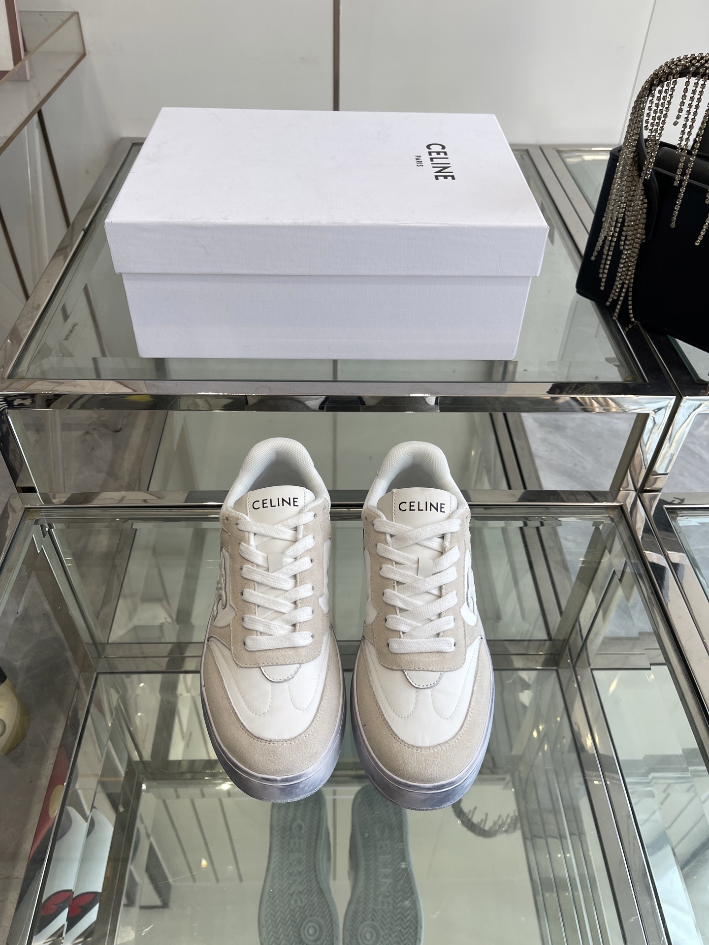 NO:240770,CELINE 25ss Spring and summer new style thick-soled bread shoes casual sneakers simple and comfortable, clean and neat, heightening and making legs thin, whether worn alone or with wide-leg pants, high street and retro, let’s make CELINE girls. The upper is original matte cowhide. Original breathable net. Original rubber outsole. Sole thickness: 3cm 6cm. Size 35-40 (customized for 40), casual shoes/sports shoes, celine, sneakers, cowhide19860909CELINE思琳 25ss 春夏新款 厚底面包鞋 休闲运动鞋 简单舒服,干净利落,增高显腿细,无论是单穿还是搭配阔腿裤,高街又复古一起来做CELINE女孩 鞋面原版磨砂牛皮 原版透气网里 原版橡胶大底 底厚: 3cm 6cm 码数35-40（40定做）,休闲鞋/运动鞋,celine,sneakers,cowhide,Women's Shoes