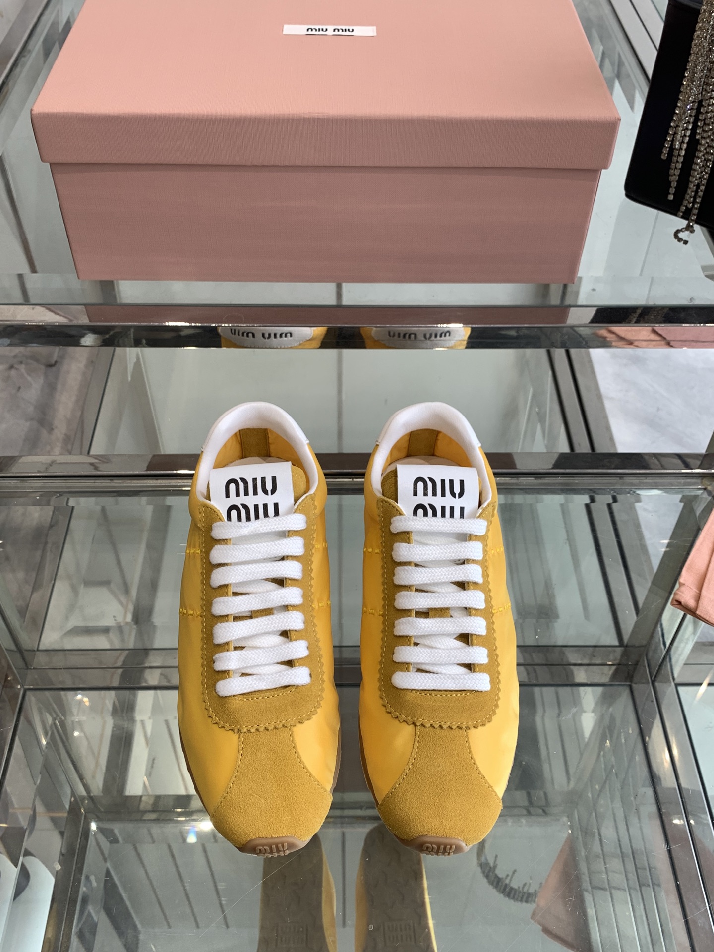 NO:240769,MiuMiu 25ss early spring new model, new style of show-up lazy shoes, Destorian shoes, official spring and summer new style, fashionable and versatile, salty and sweet, and not polished at all. Whether worn barefoot or socks, it will reduce age and be super invincible and versatile!  Custom imported beef velvet/original imported fabric inner foot pad sheepskin original sole size 35-39 (40 customized), casual shoes/sports shoes, miumiu, sneakers, sheepskin, socks19860909MiuMiu 缪缪 25ss早春新款 走秀新款一脚蹬懒人鞋 德训鞋 官方春夏走秀新款,时髦百搭·即可咸又可甜·一点也不磨脚 无论光脚穿还是搭配袜子穿都超级减龄 超级无敌百搭！ 鞋面定制进口牛反绒/原版进口布料 内里垫脚羊皮 鞋底原版橡胶大底 码数35-39（40 定做）,休闲鞋/运动鞋,miumiu,sneakers,sheepskin,socks,Women's Shoes