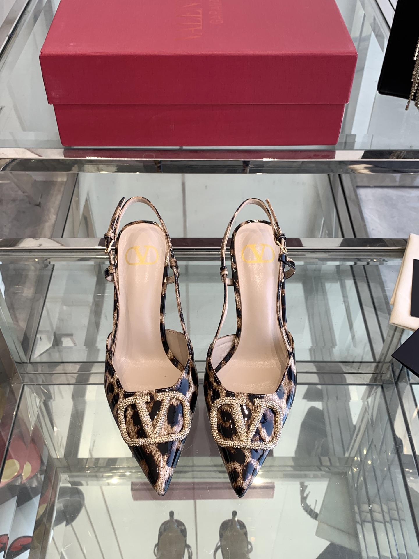 NO:240724,Valentino 25ss Spring and Summer New Model, Diamond Buckle Big V High Heels, Original Development 11 is simply too good to look, creating a little sexy and cute little girly while creating a classic V-buckle never goes out of date, V-buckle plus Diamond Original, you deserve it!  Imported cowhide fabric, imported sheepskin inner lining, outsole, Italian genuine leather sole, size 35-40 (34 40 41 42 customized) Heel height 8cm, high heels, sandals, valentino, sandals, high heels, cowhide, sheepskin19860909Valentino 25ss春夏新款 钻扣大V 高跟鞋 原版开发11简直不要太好看了 打造小性感的同时又带有少女的小可爱 经典的V扣永不过时,V扣加上钻原版,你值得拥有！ 面料进口牛皮 内里进口羊皮里 大底意大利真皮底 码数35-40（34 40 41 42定做） 跟高8cm,高跟鞋凉鞋,valentino,sandals,high heels,cowhide,sheepskin,Women's Shoes