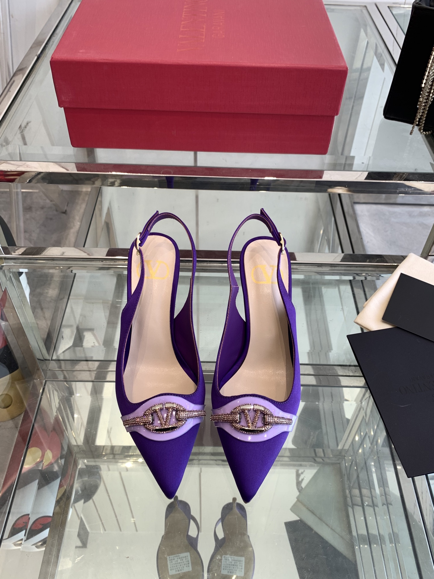 NO:240726,Valentino 25ss Spring and Summer New Model Diamond Buckle High Heels Original Development 11 is simply too good to look. Create a little sexy and cute little girly while having a girl. The classic V-buckle is never out of date, and the V-buckle plus the original diamond version is worthy of having!  Imported cowhide fabric, imported sheepskin inner lining, outsole, Italian genuine leather sole, size 35-41 (34 40 41 customized) Heel height 8cm, high heels, sandals, valentino, sandals, high heels, cowhide, sheepskin19860909Valentino 25ss春夏新款 钻扣高跟鞋 原版开发11简直不要太好看了 打造小性感的同时又带有少女的小可爱 经典的V扣永不过时,V扣加上钻原版,你值得拥有！ 面料进口牛皮 内里进口羊皮里 大底意大利真皮底 码数35-41（34 40 41定做） 跟高8cm,高跟鞋凉鞋,valentino,sandals,high heels,cowhide,sheepskin,Women's Shoes