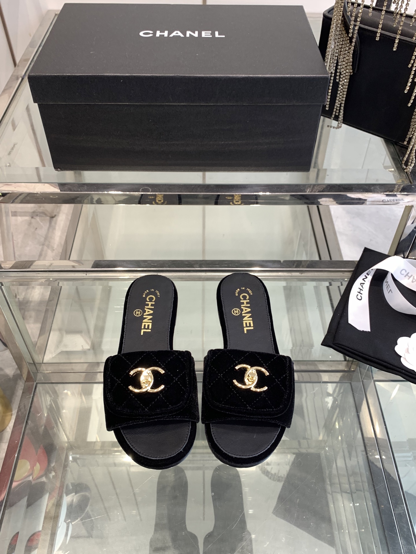 NO:240728,CHANEL 25ss summer new sandals, a must-have beach model. Chanel2025 Chanel latest hit summer slippers. A versatile and slim-fitting style. It is a slipper with a great appearance. Any combination is amazing!  Lazy slippers are worth recommending. Original custom sheepskin/original hardware buckle. Inner sheepskin Italian leather outsole. Size 35-41 (40 41 customized), slippers, chanel, chanel, slippers, sheepskin, Leather soles19860909CHANEL 香奈儿 25ss夏季新款凉拖 海滩必备款 Chanel2025香奈儿最新爆款 夏季拖鞋 百搭显脚瘦气质款,颜值爆棚的一款拖鞋,任意搭配都很绝！懒人拖鞋值得推荐 鞋面原版定制羊皮/原版五金扣 内里羊皮 意大利真皮大底 码数35-41（40 41定做）,拖鞋,chanel,chanel,slippers,sheepskin,Leather soles,Women's Shoes