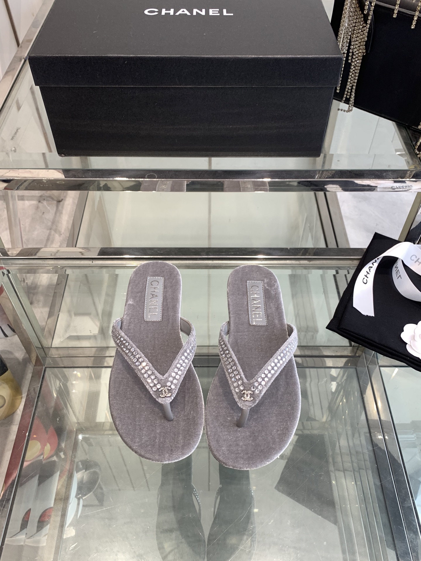 NO:240725,CHANEL 25ss summer new style, foot-clip flops, beach-friendly style Chanel2025 Chanel latest hit, summer foot-clip slippers, versatile and slimming style, a slipper with a great appearance, is amazing at any combination!  Lazy slippers are worth recommending. Original custom sheepskin upper, inner sheepskin Italian leather outsole. Size 35-41 (40 41 customized), split-toe shoes, chanel, chanel, slippers, sheepskin, Leather soles19860909CHANEL 香奈儿 25ss 夏季新款 夹脚人字拖 海滩必备款 Chanel2025香奈儿最新爆款 夏季夹脚拖鞋 百搭显脚瘦气质款,颜值爆棚的一款拖鞋,任意搭配都很绝！懒人拖鞋值得推荐 鞋面原版定制羊皮 内里羊皮 意大利真皮大底 码数35-41（40 41定做）,分趾鞋,chanel,chanel,slippers,sheepskin,Leather soles,Women's Shoes