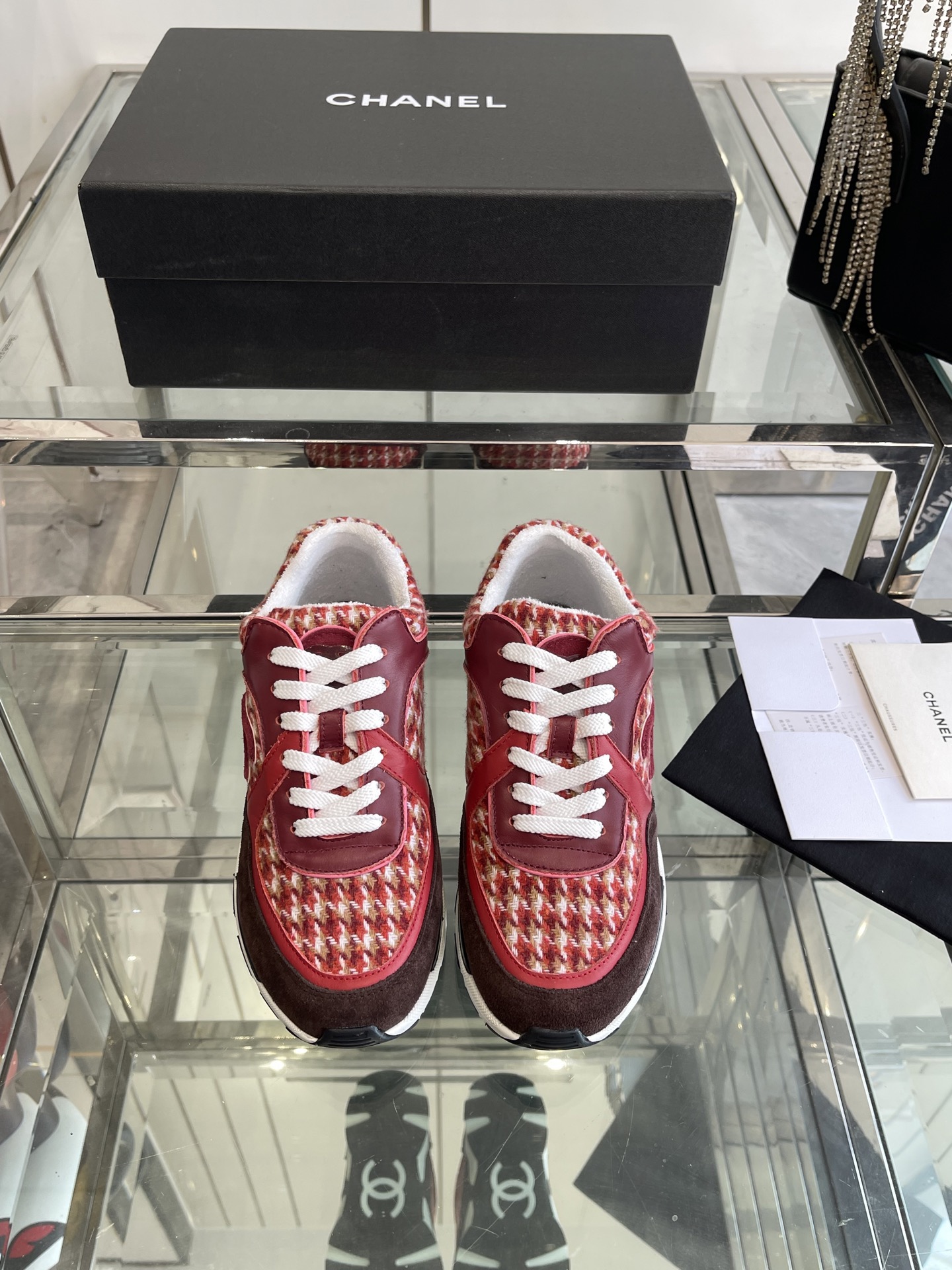 NO:240712,Chanel 25ss new sneakers couple styles, upper with multiple crafts and electric embroidery styles, extraordinary inclusion of various color elements, original imported high mercerized beef reverse velvet upper, original imported breathable sheepskin lining, original TPU combination outsole size: 35-45 (for women 40, customized for men 45), dad shoes, chanel, chanel, sneakers, sheepskin19860909Chanel 香奈儿 25ss新款运动鞋 情侣款 鞋面多种工艺电绣的风格 不平凡的拥入了多种配色元素 原版进口高丝光牛反绒鞋面 原版进口透气羊皮内里 原版TPU组合大底码数: 35-45（女40 男45订做）,老爹鞋,chanel,chanel,sneakers,sheepskin,Women's Shoes