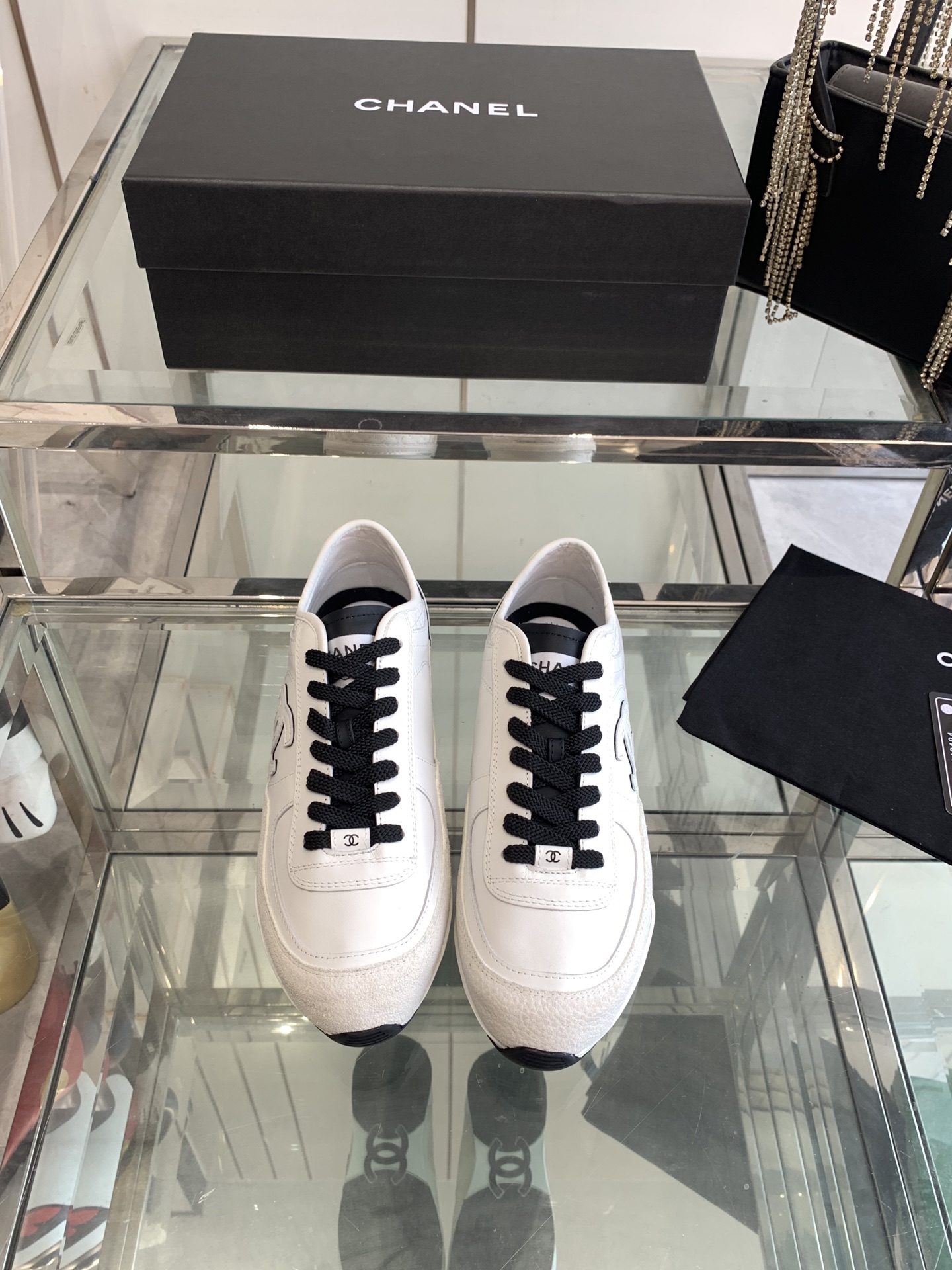 NO:240731,Chanel 25ss early spring new product, German training shoes, casual shoes, flowing fashionable and iron-made white shoes, simple and durable, very textured and super high-quality, simple and prominent double C logo, full of high-end feeling, very light and soft, the foot feel is really great, I don’t feel tired after wearing it all day when shopping. Upper, original custom calfskin, inner foot pad breathable mesh, original custom TPU color blocking sole, size 35-40 (40 customized), casual shoes/sports shoes, chanel, chanel, sneakers, cowhide19860909Chanel 香奈儿 25ss早春新品 德训鞋 休闲鞋 流水的时尚铁打的小白鞋 简单耐看 很有质感颜值超高 精简凸显的双C大Logo 高级感满满 很轻很软乎 脚感真的很赞 穿上逛街暴走一整天也不累 鞋面 采用原版定制小牛皮 内里垫脚透气网布 鞋底原版定制TPU拼色大底 码数35-40（40订做）,休闲鞋/运动鞋,chanel,chanel,sneakers,cowhide,Women's Shoes