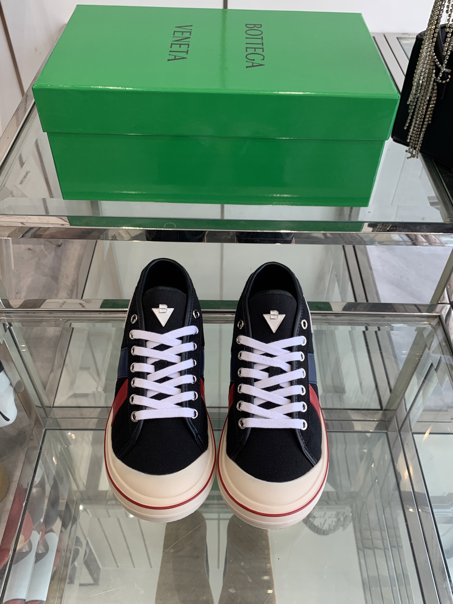 NO:240714,BOTTEGA VENETA BV25ss new retro sneakers BV brand new Eliot is inspired by retro basketball shoes, and the childlike colors are youthful and energetic! The same style for men and women, you can wear couple shoes. The whole shoe is breathable and comfortable, the canvas upper is lightweight, and the upper and splicing are wrapped in soft and luxurious sheepskin inlay. The red line on each shoe is hand-painted, which is more tasteful and attitude! Size 35-45 (for women 40 and 45 customized for men 45), casual shoes/sports, bottega veneta, bottega veneta, sneakers, sheepskin19860909BOTTEGA VENETA BV25ss 新款复古运动鞋 BV全新的 Eliot以复古篮球鞋为设计灵感,童趣 的色彩焕发青春活力!男女同款,可以做情侣鞋穿着哦 整个鞋子透气舒适,帆布鞋面自重轻盈,鞋帮和拼接处以柔软奢华的羊皮镶嵌包裹 每只鞋边的红线均为手工绘画,更具品味与态度喔! 码数35-45（女40 男45定做）,休闲鞋/运动鞋,bottega veneta,bottega veneta,sneakers,sheepskin,Women's Shoes