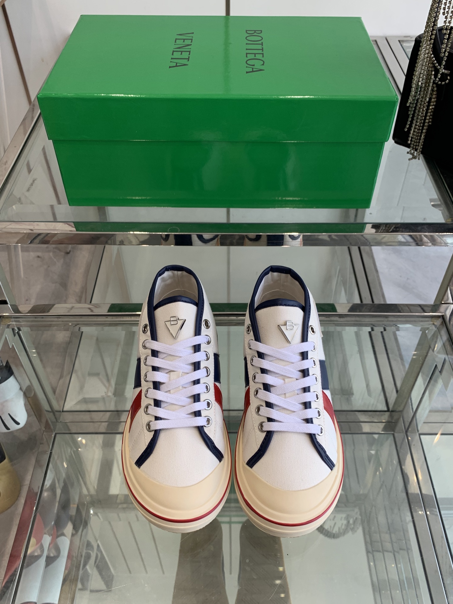 NO:240716,BOTTEGA VENETA BV25ss new retro sneakers BV brand new Eliot is inspired by retro basketball shoes, and the childlike colors are youthful and energetic! The same style for men and women, you can wear couple shoes. The whole shoe is breathable and comfortable, the canvas upper is lightweight, and the upper and splicing are wrapped in soft and luxurious sheepskin inlay. The red line on each shoe is hand-painted, which is more tasteful and attitude! Size 35-45 (customized for women 40 men 45), casual shoes/sports, bottega veneta, bottega veneta, sneakers, sheepskin19860909BOTTEGA VENETA BV25ss 新款复古运动鞋 BV全新的 Eliot以复古篮球鞋为设计灵感,童趣 的色彩焕发青春活力!男女同款,可以做情侣鞋穿着哦 整个鞋子透气舒适,帆布鞋面自重轻盈,鞋帮和拼接处以柔软奢华的羊皮镶嵌包裹 每只鞋边的红线均为手工绘画,更具品味与态度喔! 码数35-45（女40男45定做）,休闲鞋/运动鞋,bottega veneta,bottega veneta,sneakers,sheepskin,Women's Shoes