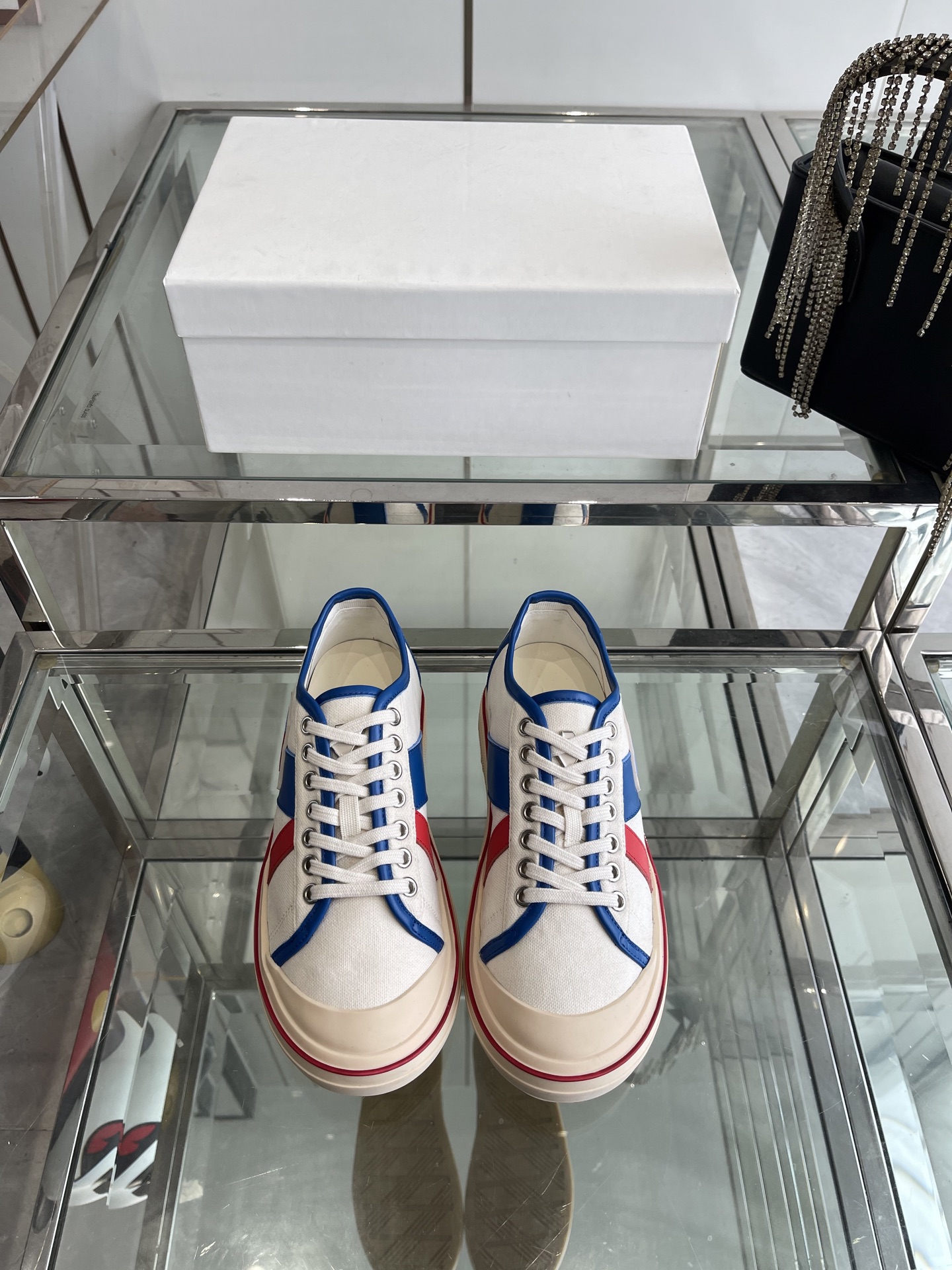 NO:240719,BOTTEGA VENETA BV25ss new retro sneakers BV brand new Eliot is inspired by retro basketball shoes, and the childlike colors are youthful and energetic! The same style for men and women, you can wear couple shoes. The whole shoe is breathable and comfortable, the canvas upper is lightweight, and the upper and splicing are wrapped in soft and luxurious sheepskin inlay. The red line on each shoe is hand-painted, which is more tasteful and attitude! Size 35-45 (for women 40 and 45 customized for men 45), casual shoes/sports, bottega veneta, bottega veneta, sneakers, sheepskin19860909BOTTEGA VENETA BV25ss 新款复古运动鞋 BV全新的 Eliot以复古篮球鞋为设计灵感,童趣 的色彩焕发青春活力!男女同款,可以做情侣鞋穿着哦 整个鞋子透气舒适,帆布鞋面自重轻盈,鞋帮和拼接处以柔软奢华的羊皮镶嵌包裹 每只鞋边的红线均为手工绘画,更具品味与态度喔! 码数35-45（女40 男45定做）,休闲鞋/运动鞋,bottega veneta,bottega veneta,sneakers,sheepskin,Women's Shoes