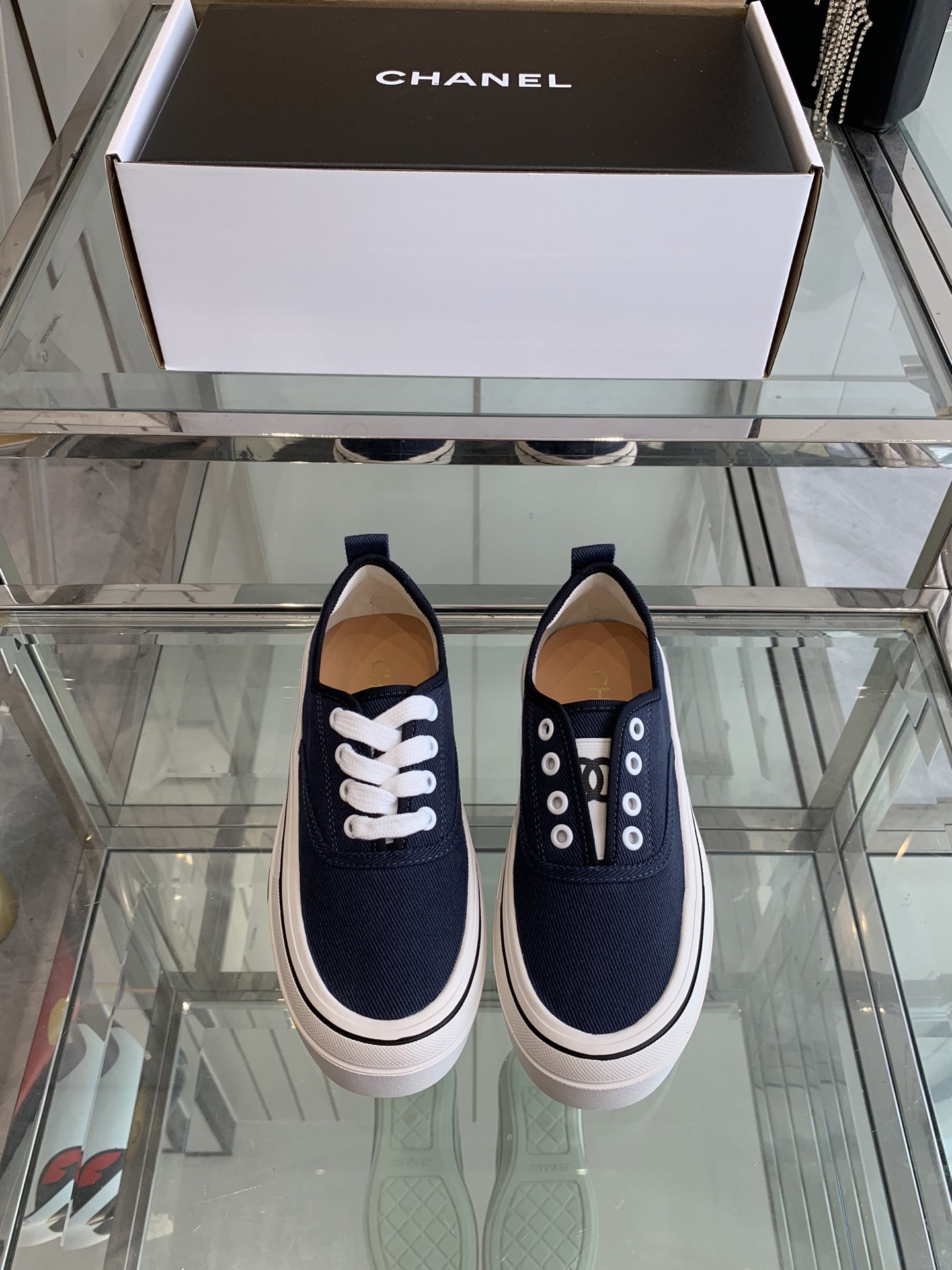 NO:240723,Chanel Chanel 25ss hidden medieval canvas shoes full of Vintage, medieval replica canvas shoes suitable for spring and summer, black and white splicing is very Chanel, and socks is very retro. The feeling of the college is 35-39 (customized for 40), casual shoes/sports, chanel, chanel, sneakers, socks19860909Chanel 香奈儿25ss隐藏中古款帆布鞋 Vintage感满满 中古复刻款 帆布鞋适配春夏 黑白拼接就很Chanel 配合袜子就很复古学院的感觉码数35-39（40定做）,休闲鞋/运动鞋,chanel,chanel,sneakers,socks,Women's Shoes