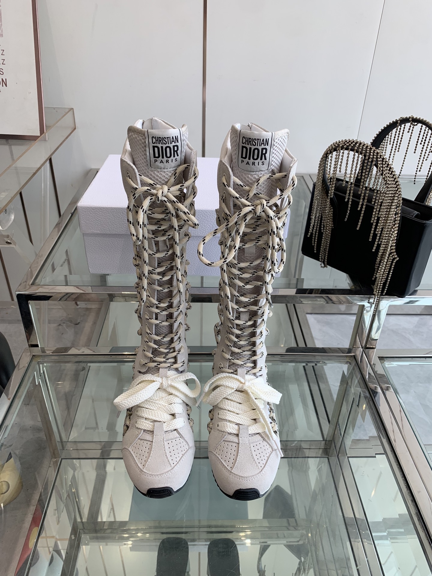 NO:240707,Dior 25 spring and summer show German training boots 25ss spring and summer show with the most popular item. This pair of shoes changed the single design style of Forrest Gump shoes I had in my impression. It retains the original style. The details are very consistent with the current trend, but it also incorporates the manager's new understanding and retro feelings about Forrest Gump shoes. The overall feeling is a bit new, the material is a little matte leather. It is full of retro style and looks very high-end. The feeling after putting on the feet is very convex. The foot is really beautiful and versatile. It can be used in any style of clothes, pants and skirts. Whoever wears them looks good. The original combination of the size 35-41 (customized by 40 41), boots, dior, dior, boots, skirts19860909Dior迪奥 25春夏走秀款德训靴子 25ss春夏秀场出镜率最高的单品 这双鞋改变了之前印象中的阿甘鞋单一的设计风格 保留着原本的造型 细节点缀上非常符合当下流行趋势但也融入了主理人对于阿甘鞋全新的理解和复古情怀 整体感觉焕然一新材质是有一点哑光的皮质 复古风十足 看起来很高级 上脚后的感觉就是很凸造型 上脚真心好看又百搭 啥风格衣服裤子裙子都能驾驭 谁穿谁好看 原版组合大底码数35-41（40 41定制）,靴子,dior,dior,boots,skirts,Women's Shoes