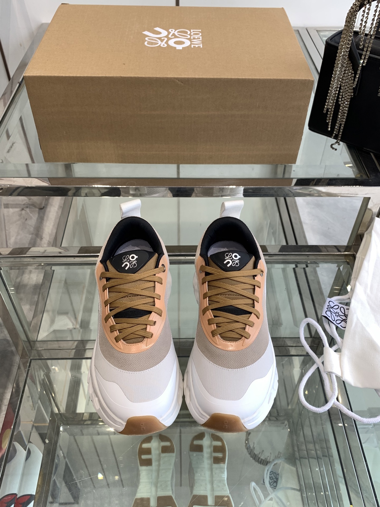 NO:240708,LOEWE x on cioudtilt2.0 running shoes Couple style Loewe x on angpao new collaboration series Fashion, the brand and Swiss high-performance sports brand On create this series of works are designed for urban and outdoor life, fully demonstrating the technological quality of sustainable concepts. Made of recycled polyester fiber and mesh cloth, it uses exclusive rubber sole, and the shoe is printed with loewe classic logo on the side, decorated with full coverage seam details. This cooperation combines on angpao professional technology and loewe's exquisite craftsmanship, and is used in the production and design, specially designed for urban life and outdoor sports. Size 36-45 (for women 40 men 45 custom made), casual shoes/sports shoes, loewe, loewe, sneakers19860909LOEWE x on cioudtilt2.0跑鞋 情侣款罗意威x on 昂跑全新合作系列 时尚,品牌与瑞士高性能运动品牌on携手打造的此系列作品专为城市与户外生活而设,充分彰显蕴含可持续理念的科技品质.由再生聚酯纤维和网眼布制成,采用独家橡胶鞋底,鞋侧印有loewe罗意威经典logo,饰有全覆盖贴缝细节.此次合作,将on昂跑专业技术和loewe罗意威的精湛工艺结合,运用在的制作和设计中,专为城市生活和户外运动打造. 码数36-45（女40 男45 定做）,休闲鞋/运动鞋,loewe,loewe,sneakers,Women's Shoes