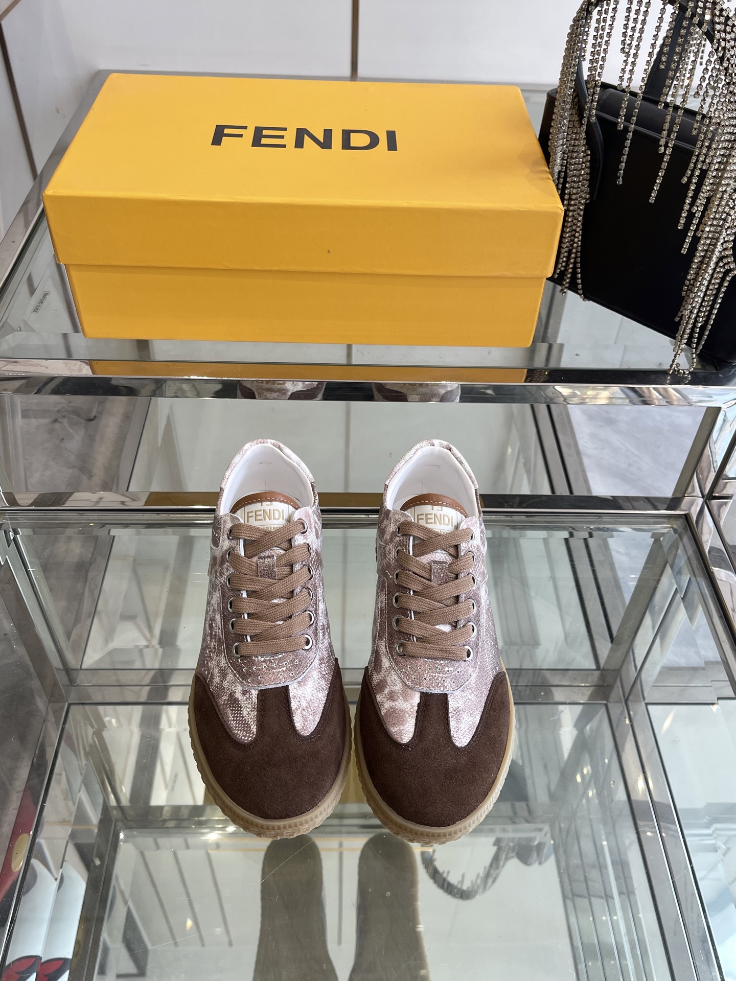 NO:240662,Fendi German training shoes Forrest Gump shoes Sports shoes All major bloggers have recommended recommendations!  Forrest Gump training shoes that never fades. A must-have white shoes for everyone. Original development. The simpler it looks, the more detailed it is, the better it is to be different. The upper is original customized imported cowhide/denim. Inner footbed imported customized sheepskin. Sole rubber outsole. Size 35-40 for women (40 customized), casual shoes/sports shoes, fendi, fendi, sneakers, cowhide, sheepskin19860909Fendi 芬迪 德训鞋 阿甘鞋 运动鞋 各大博都主有荐推！ 永不褪色的阿甘训德鞋 绝对人手入必的德训白小鞋 原版开发 越看单简细越节要做到差无别鞋面原版定制进口牛皮/牛仔布 内里垫脚进口定制羊皮 鞋底橡胶大底 码数女35-40（40定做）,休闲鞋/运动鞋,fendi,fendi,sneakers,cowhide,sheepskin,Women's Shoes